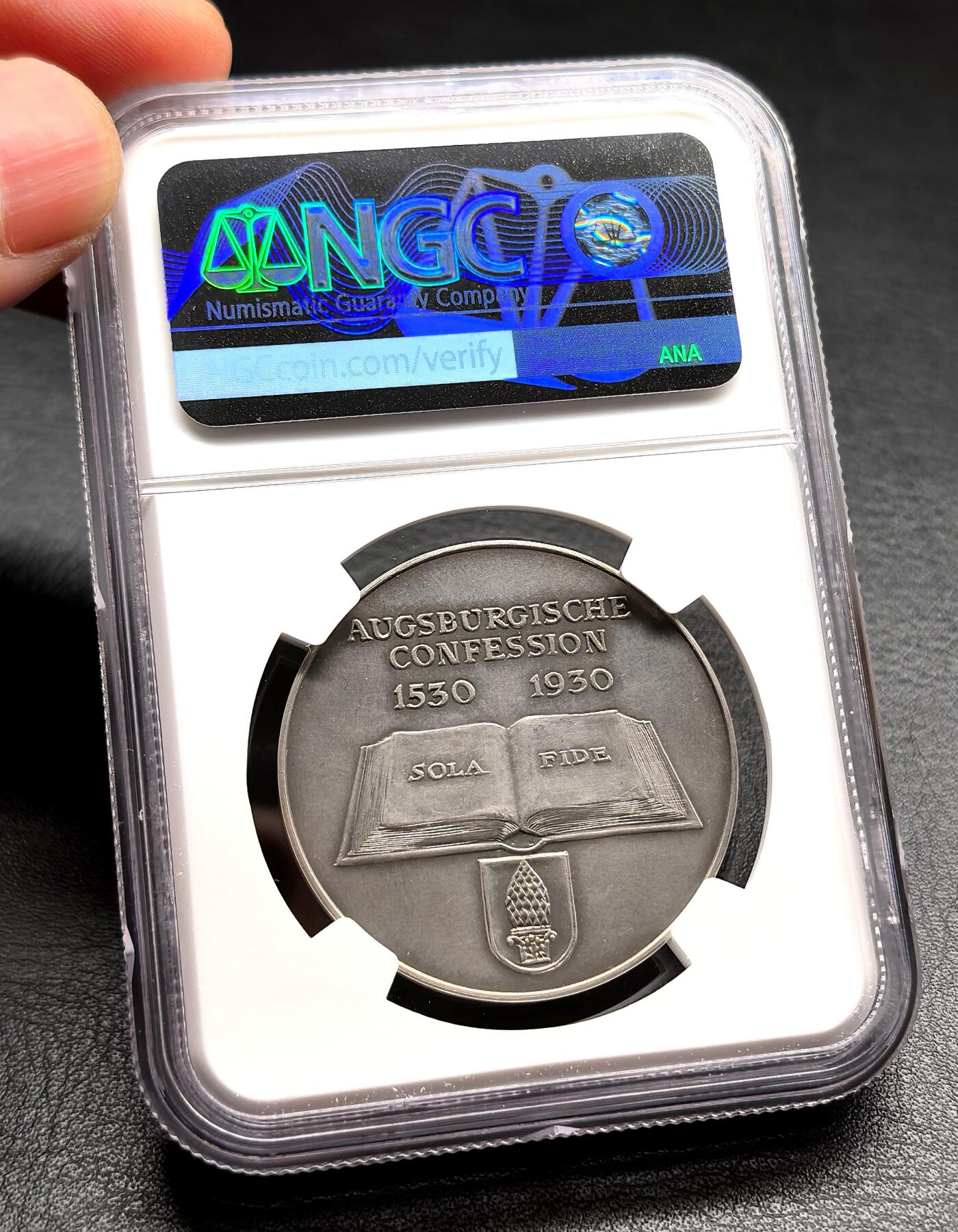 凡希社世界钱币微拍第三百二十二期 1930德国奥格斯堡信纲400周年纪念银章NGC-MS63，1530年由菲利普·梅兰希顿起草、马丁·路德认可的新教路德宗核心信条，是宗教改革的重要文献，章面拉丁语“SOLA FIDE”，意为“唯信称义”，是路德宗核心教义。