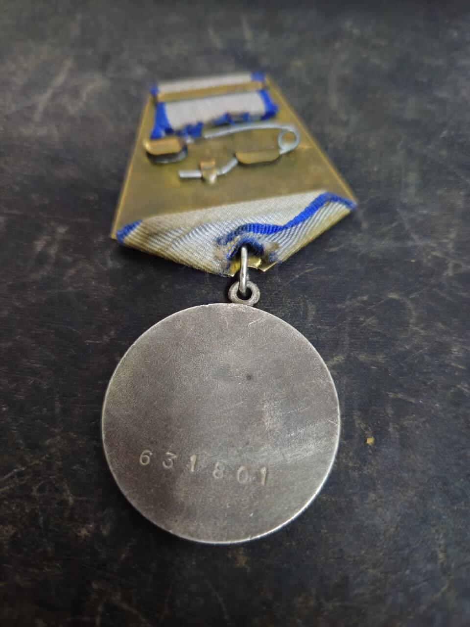 各国勋章奖章拍卖第53期，五一劳动节专场 苏联三级光荣勋章74154号，勇敢奖章631801号，战胜德国奖章。分别授予上士击杀37名德军，1943年年末生产颁发，极初期版本光荣勋章，非常稀有。在刻赤半岛击杀20名德军。早期版本上挂勇敢奖章。