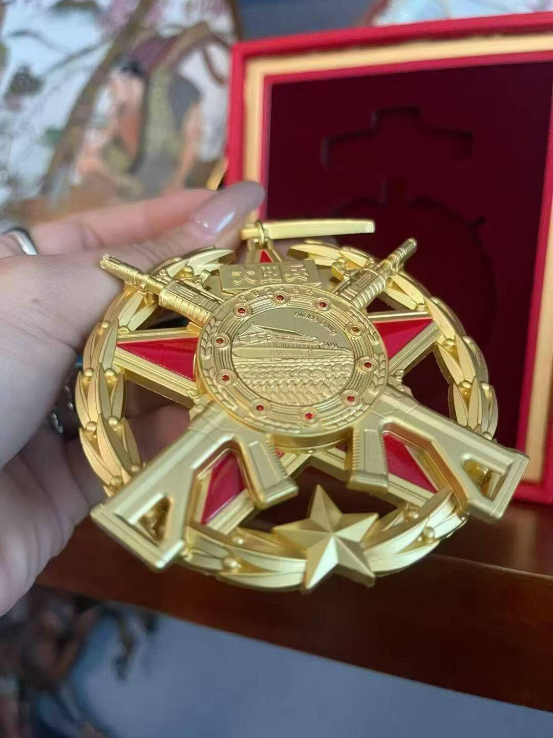 [庆祝]建设工业重磅推出[庆祝] [庆祝]《大阅兵》八十周年荣耀勋章。0.8克纯金 ​