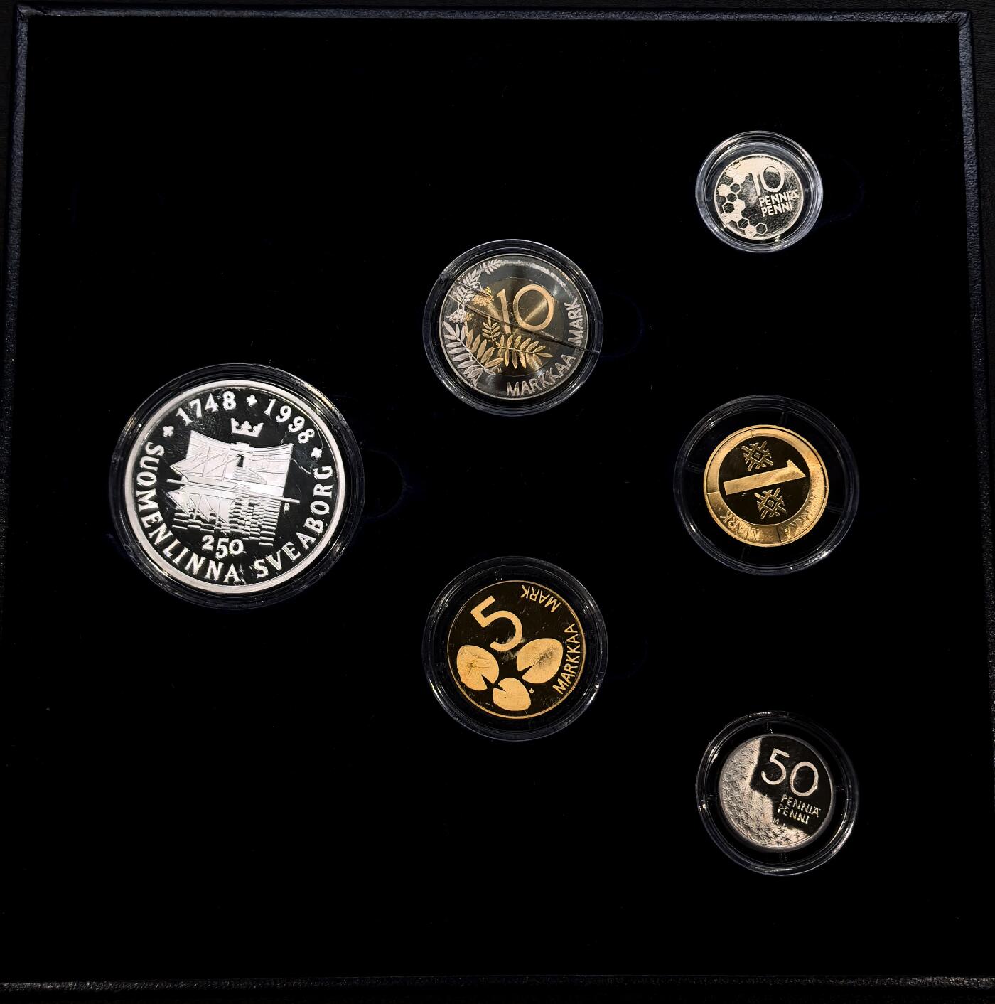 凡希社世界钱币微拍第三百二十二期 荐！1998芬兰芬兰堡建堡250周年双币种精铸PS原厂盒证全品！稀见&铸造极其精美。1998年是芬兰堡被列入《世界文化遗产》的重要节点，也是欧元启动前芬兰马克的最后阶段，该套装兼具历史纪念与货币体系过渡的双重意义。