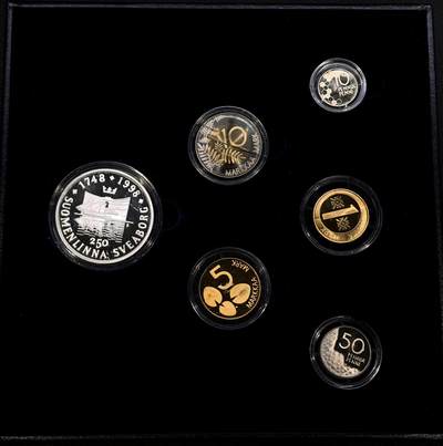 凡希社世界钱币微拍第三百二十二期 - 荐！1998芬兰芬兰堡建堡250周年双币种精铸PS原厂盒证全品！稀见&铸造极其精美。1998年是芬兰堡被列入《世界文化遗产》的重要节点，也是欧元启动前芬兰马克的最后阶段，该套装兼具历史纪念与货币体系过渡的双重意义。