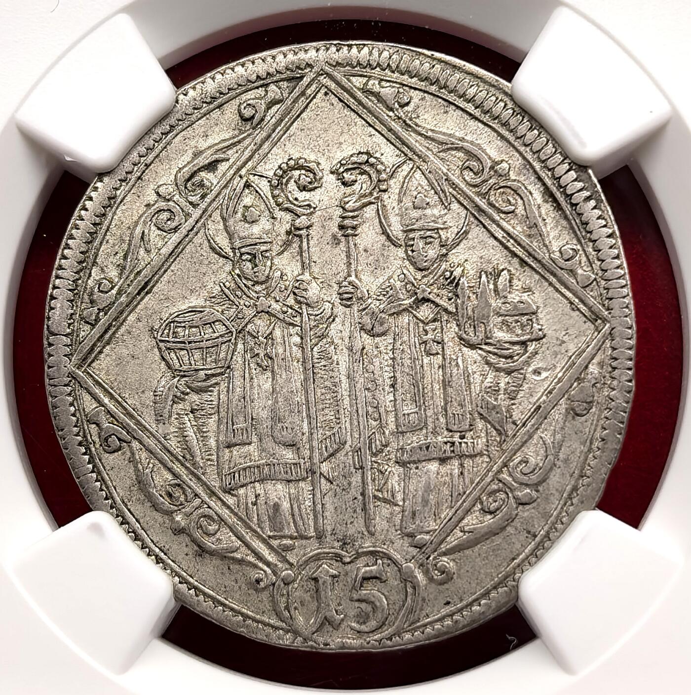 凡希社世界钱币微拍第三百二十二期 1694萨尔茨堡主教区双圣图15克鲁泽银币NGC-AU58，圣鲁珀特持盐桶，圣维吉尔持教堂模型，前者是萨尔茨堡的建造者，后者则是八世纪的重要主教，两人均为当地的守护圣徒，双圣是萨尔茨堡钱币的标志性元素。