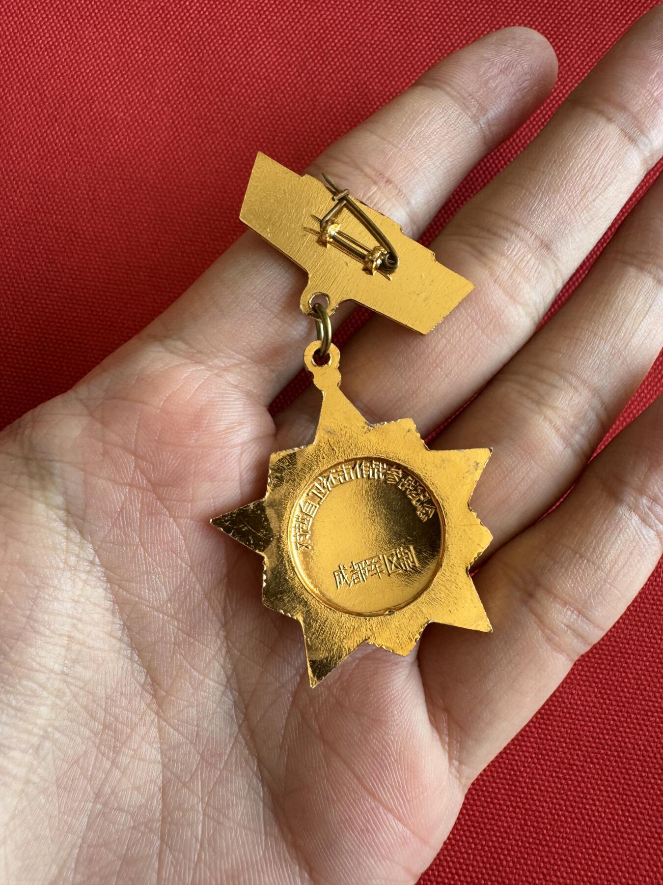 五哥徽章群   11号周六晚上八点4群联拍 铝章