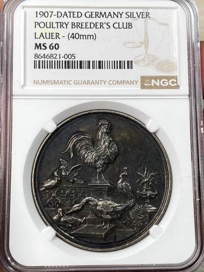 万国钱币拍卖第065期 - NGC MS60 1907年德国巴伐利亚阿沙芬堡家禽养殖者俱乐部银章 欧洲章牌中罕见的出现了孔雀 高浮雕精工细作 少见品种欧陆黑彩收藏级