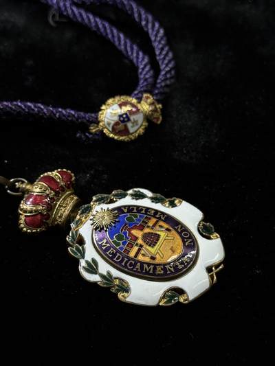 戎马世界章牌大赏第115期 西班牙皇家学院证章，非常少见，设计精美，珐琅轻微磕碰掉皮