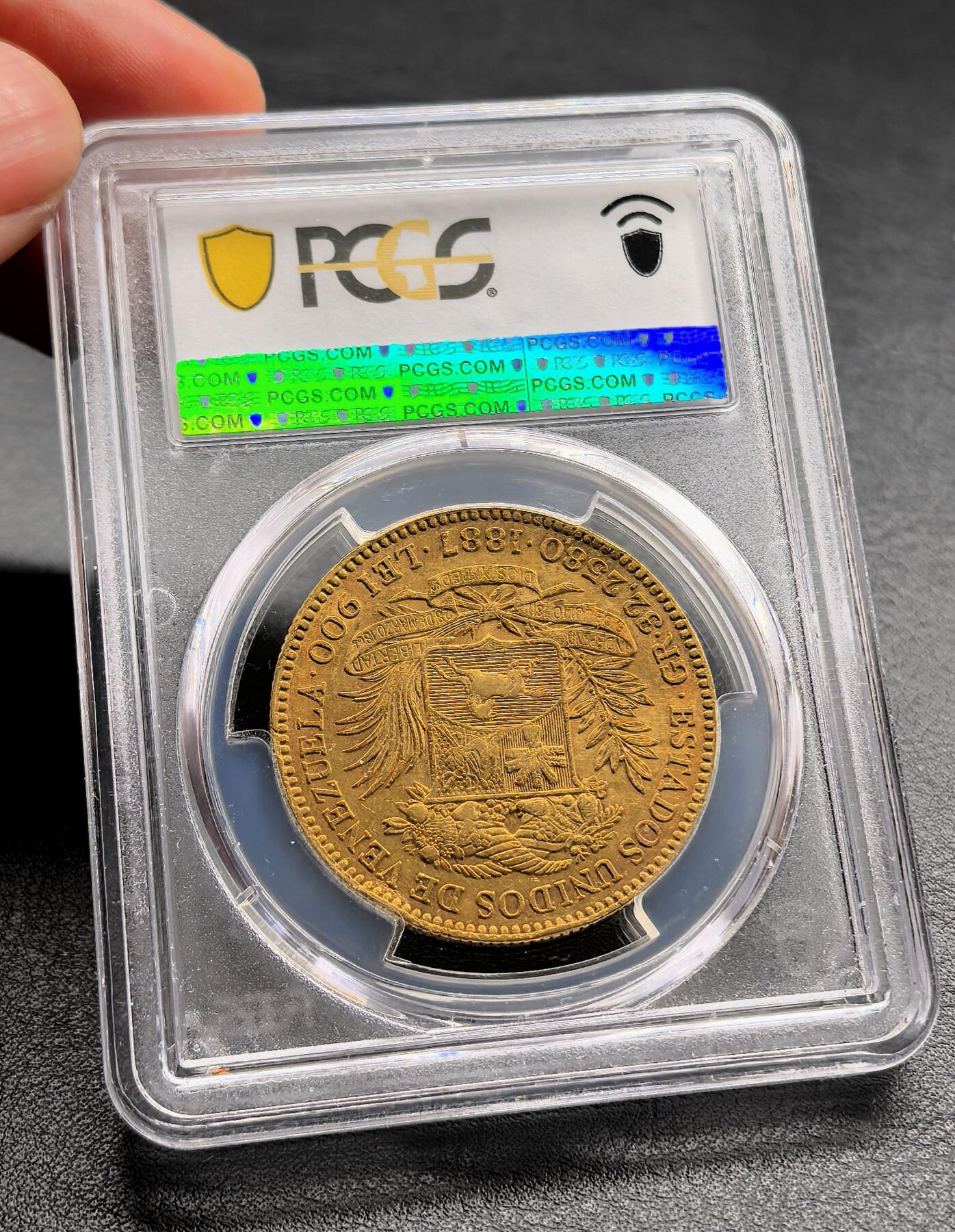 凡希社世界钱币微拍第三百二十二期 荐！1887委内瑞拉100Bol大金币PCGS-AU53，33.436g，900金。此币是委内瑞拉共和国成立后首款大面额金币，用于国际贸易结算与高值流通，1887年版为该面值的经典年份，铸造量远低于后续年份！（视频参考）