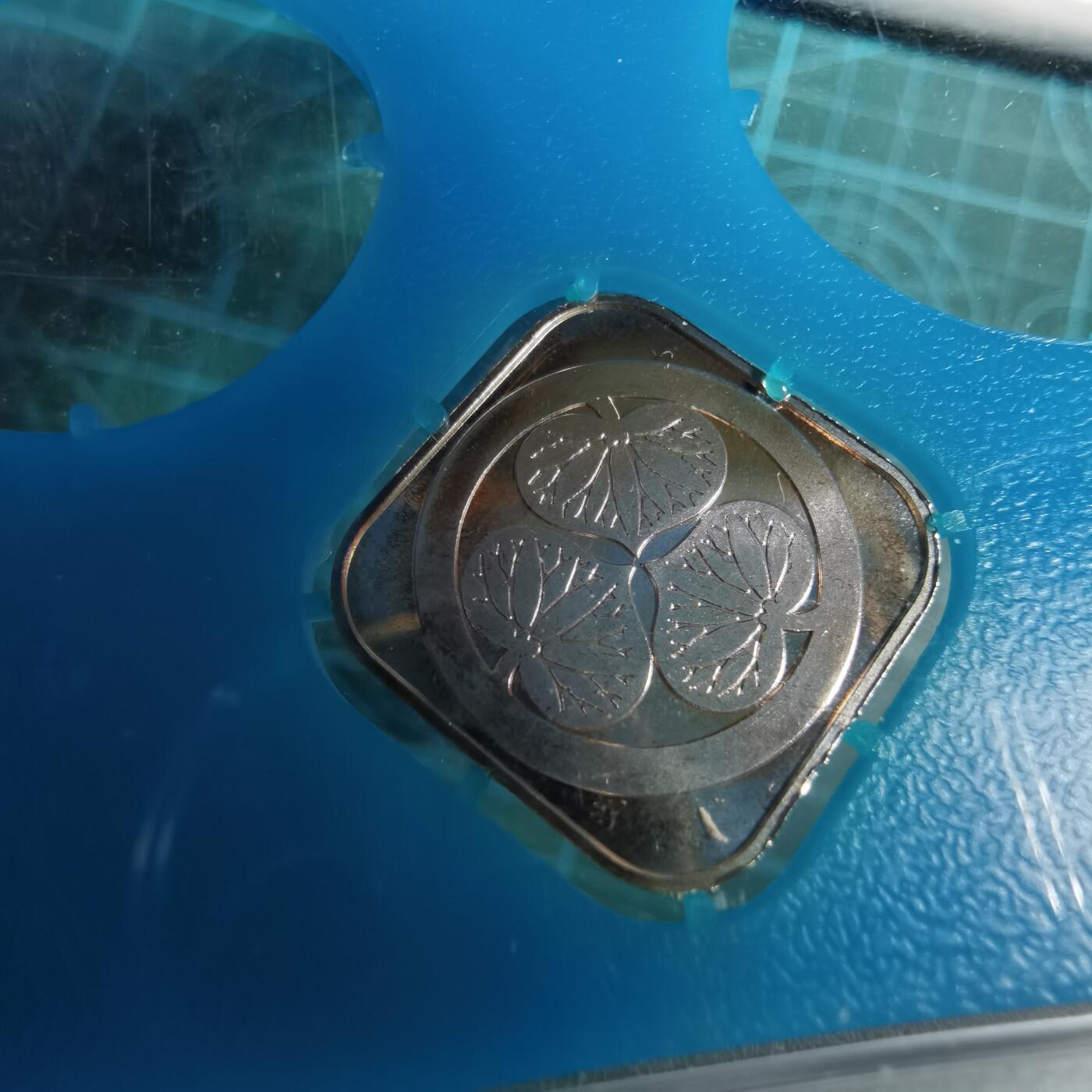 沼泽如烟--第1050场 2001年蛇年生肖章 4.3克纯银章带原盒 新世纪纪念铜章