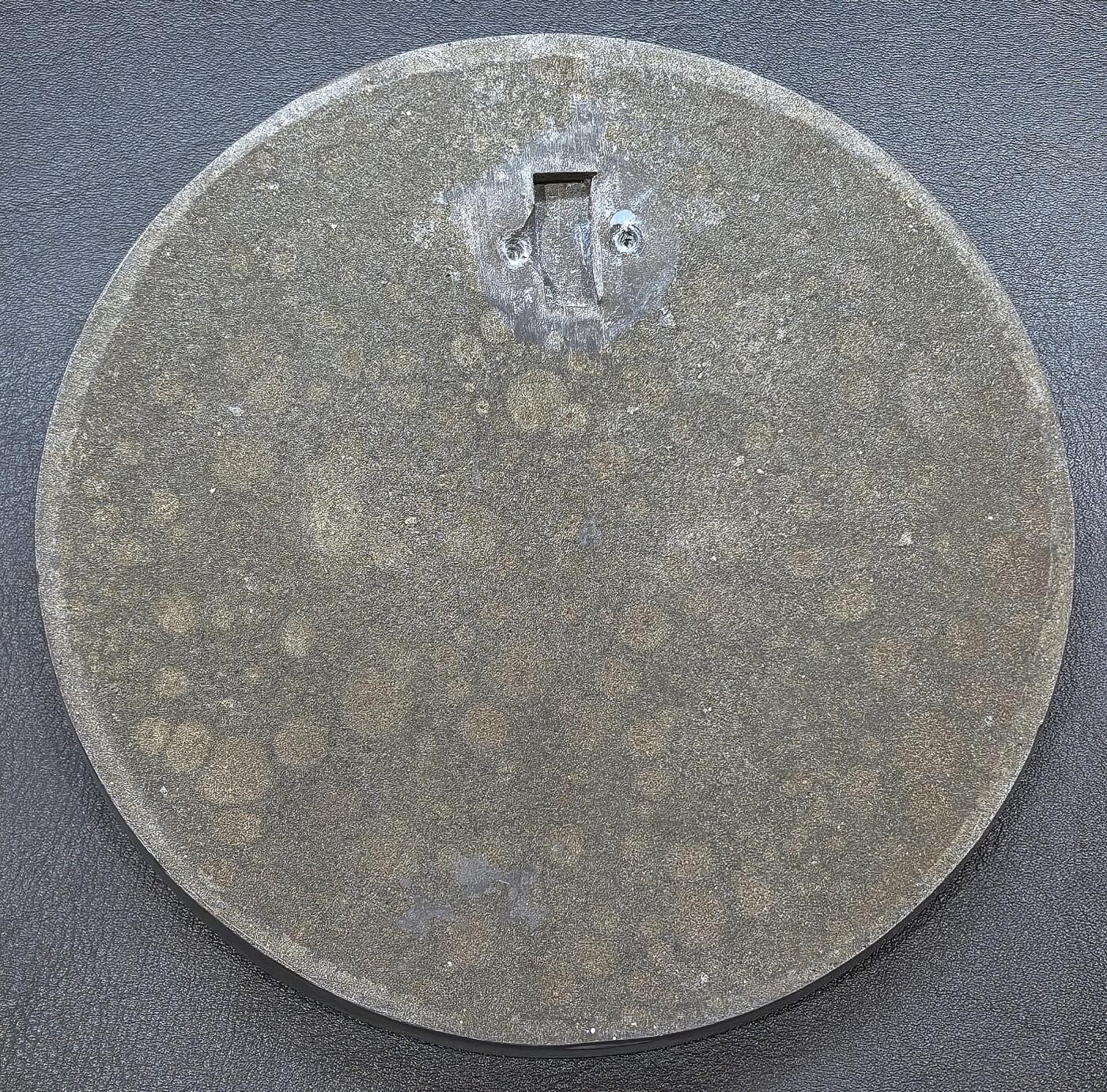 凡希社世界钱币微拍第三百二十二期 十九世纪英国纪念威廉四世高浮雕白色金属超大挂章，直径150mm，重387g，身着长袍的国王威廉四世骑马出征形象，马匹昂首前视，国王手持权杖，姿态威严，后方可见帆船舰队轮廓，契合威廉四世作为“海军国王”的身份背景，底部的花环与三叉戟进一步强化了海权与王权的关联。整体保存状态上佳。