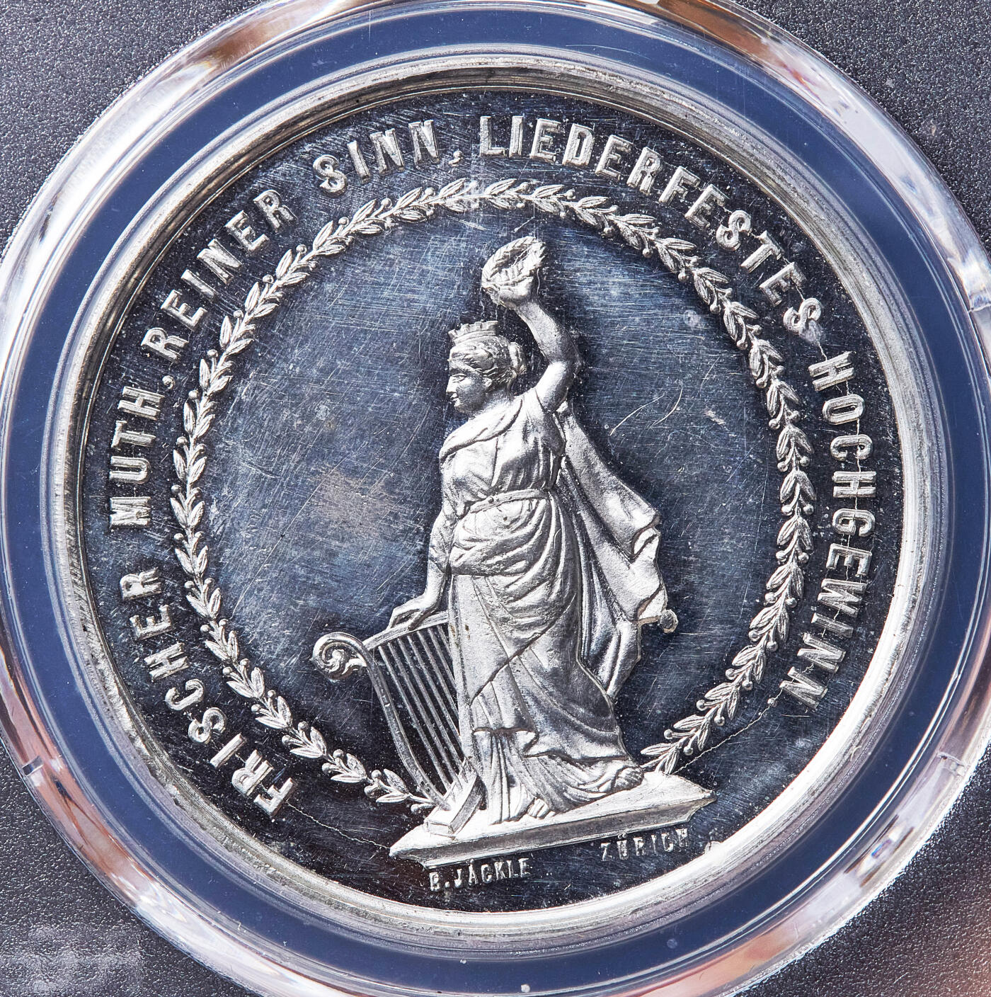 【俄甄集藏】满园春色-2026年(051)04-22星期三 晚 19:30 全场包邮 瑞士1880年城市景观苏黎世联邦歌唱节白色金属纪念章，PCGS UNCD，类精制底板，高浮雕，正面苏黎世利马特河沿岸城市景观，背面音乐女神，设计精美