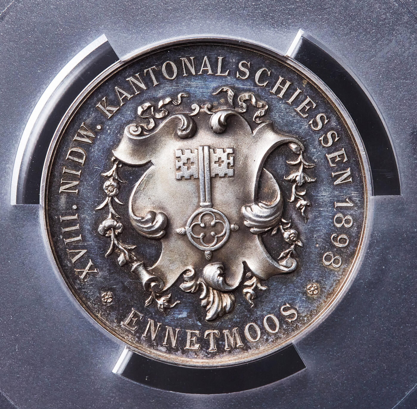 【俄甄集藏】满园春色-2026年(051)04-22星期三 晚 19:30 全场包邮 瑞士1898年纪念恩内特莫斯射击节大银章，PCGS SP64，黄油彩包浆，高浮雕，类精制底板，设计精美，稀少品种，直径：45mm