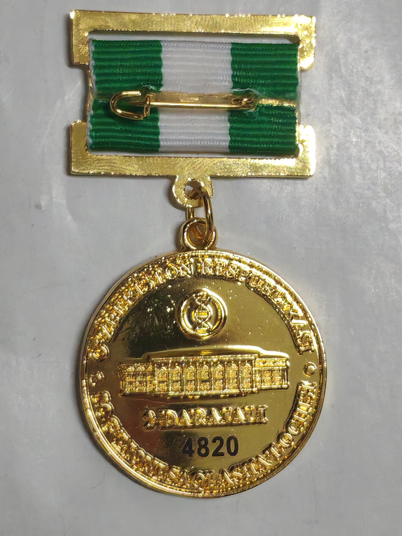 韵星假日军品类拍卖第53期  -- Rimey Holidays Militaria Auction 53 乌兹别克斯坦共和国卫生部二级优秀服务人员奖金奖章 实发4820号 非常稀少 设计继承苏联的奖金奖章 铜镀金 非常厚重 仅颁发给高级官员
