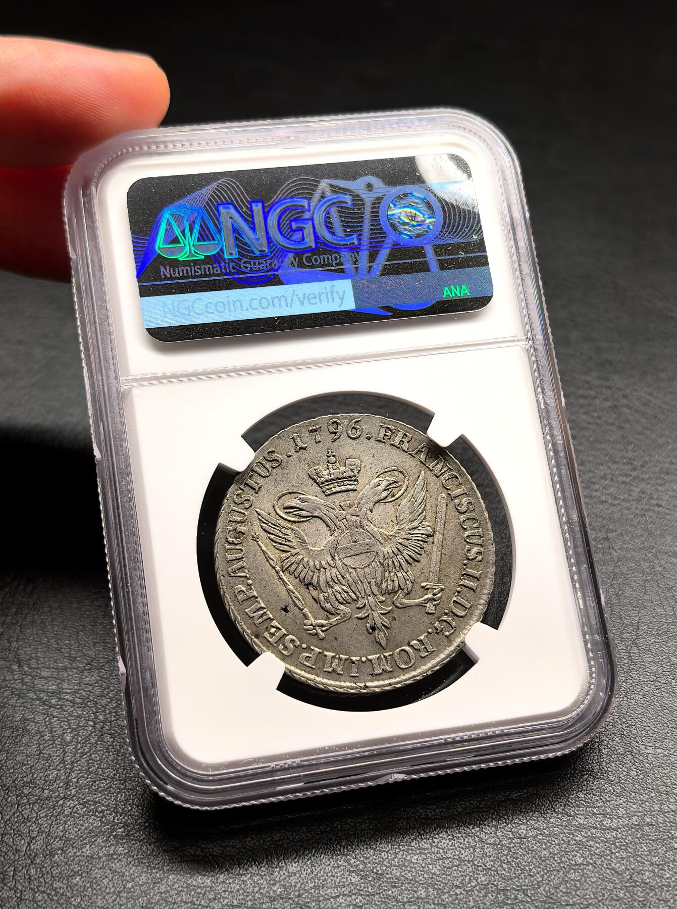 凡希社世界钱币微拍第三百二十二期 1796汉堡自由市城徽双头鹰32先令（泰勒）大银NGC-MS64，1796年正值拿破仑战争前夕，汉堡作为汉萨同盟核心城市，该币是其维持北欧贸易霸权的货币象征。淡彩收藏级品质！