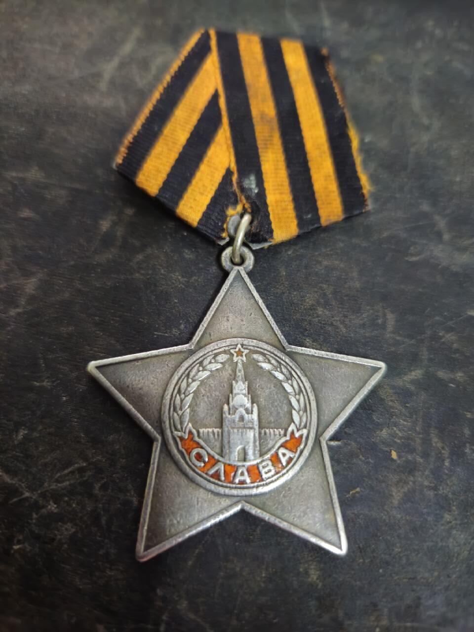 各国勋章奖章拍卖第53期，五一劳动节专场 苏联三级光荣勋章74154号，勇敢奖章631801号，战胜德国奖章。分别授予上士击杀37名德军，1943年年末生产颁发，极初期版本光荣勋章，非常稀有。在刻赤半岛击杀20名德军。早期版本上挂勇敢奖章。