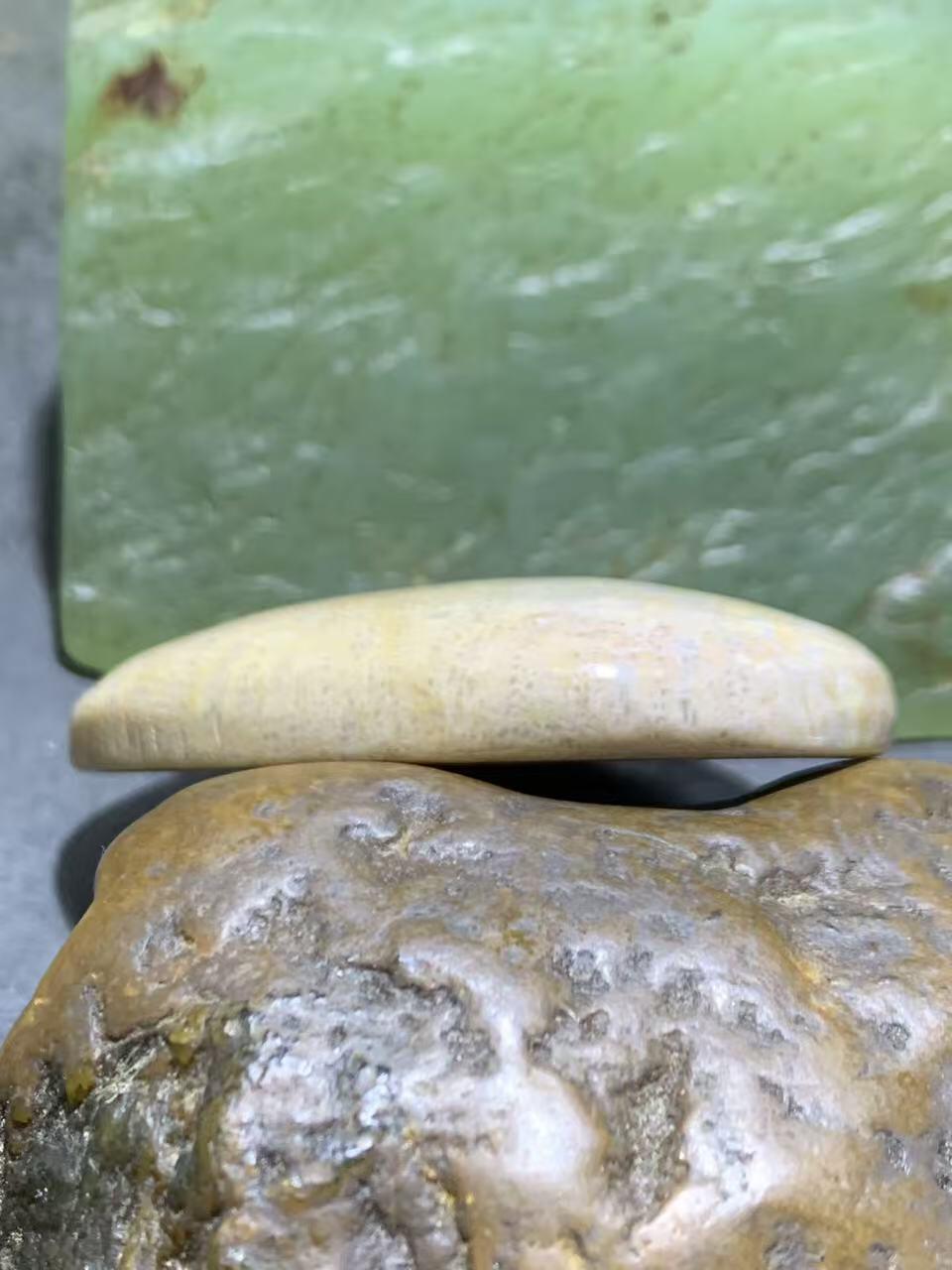 精美三色珊瑚玉牌子一个，