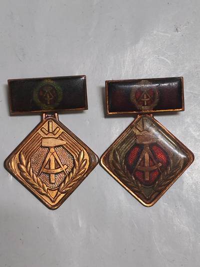 韵星假日军品类拍卖第53期  -- Rimey Holidays Militaria Auction 53 - 民主德国个人劳动荣誉奖章两枚