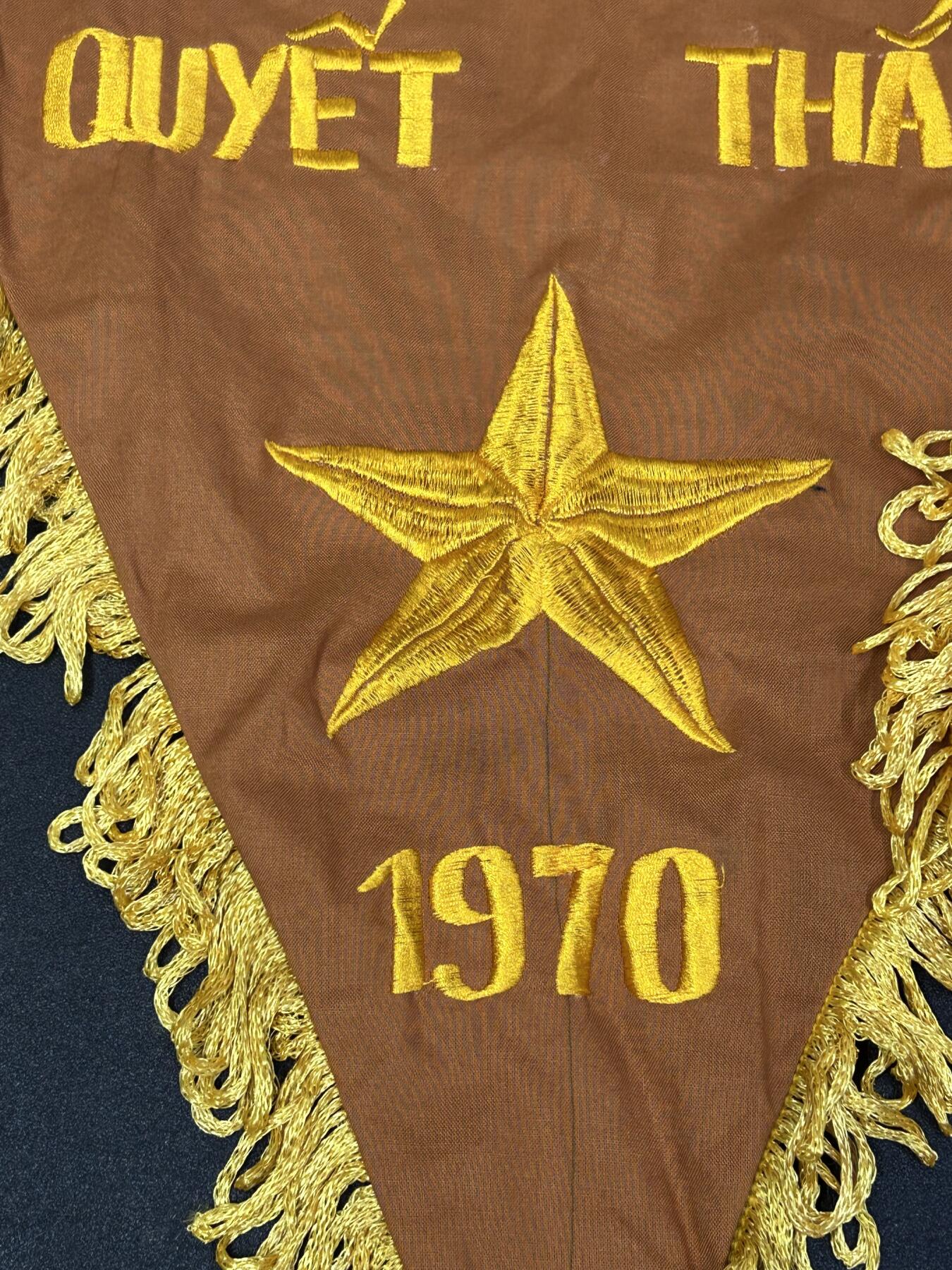 西秦中古拍卖第八十四期  越南战争时期 越南民主共和国 北越 越南人民军1970年度决胜旗帜