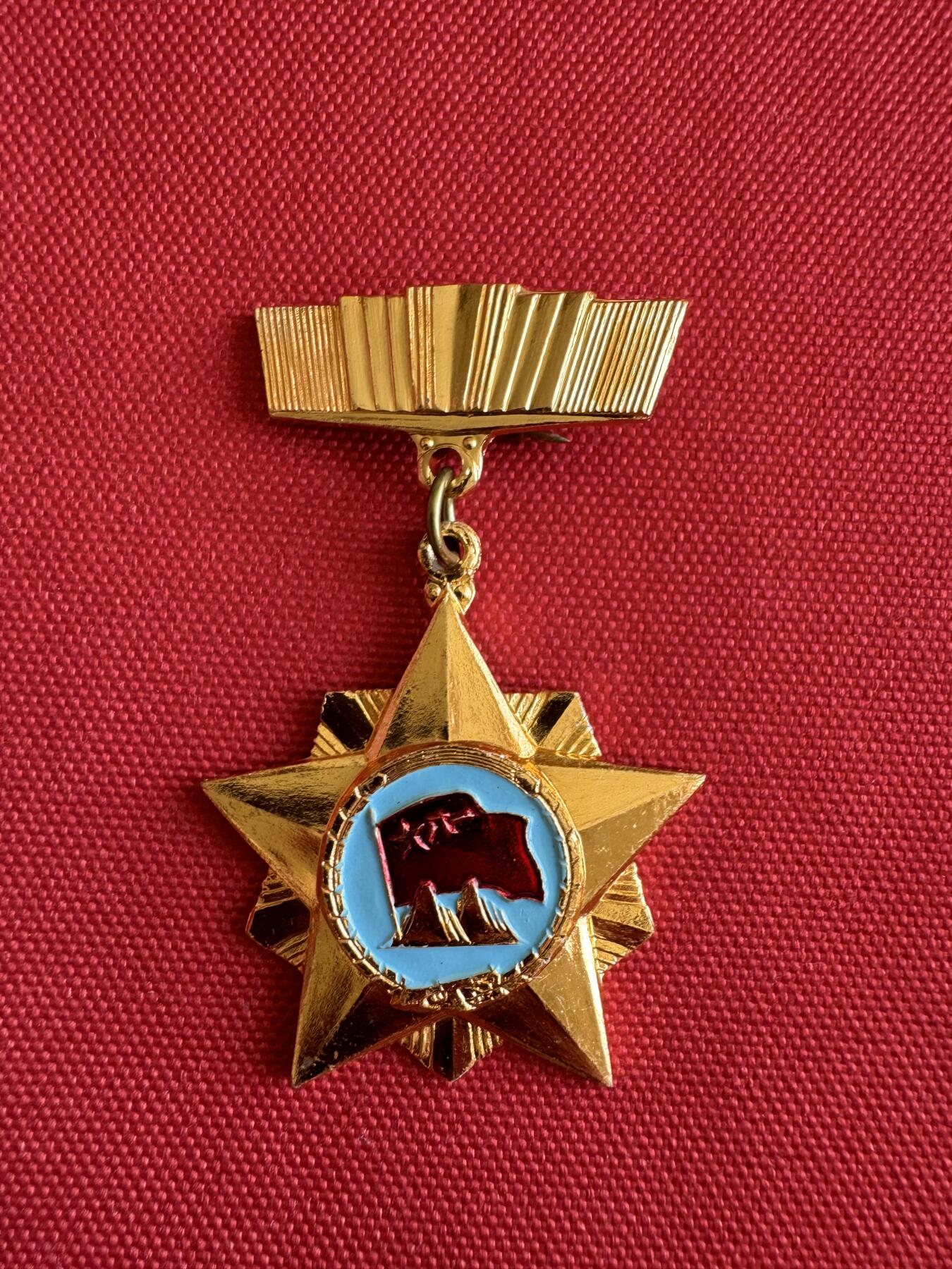 五哥徽章群   11号周六晚上八点4群联拍 铝章