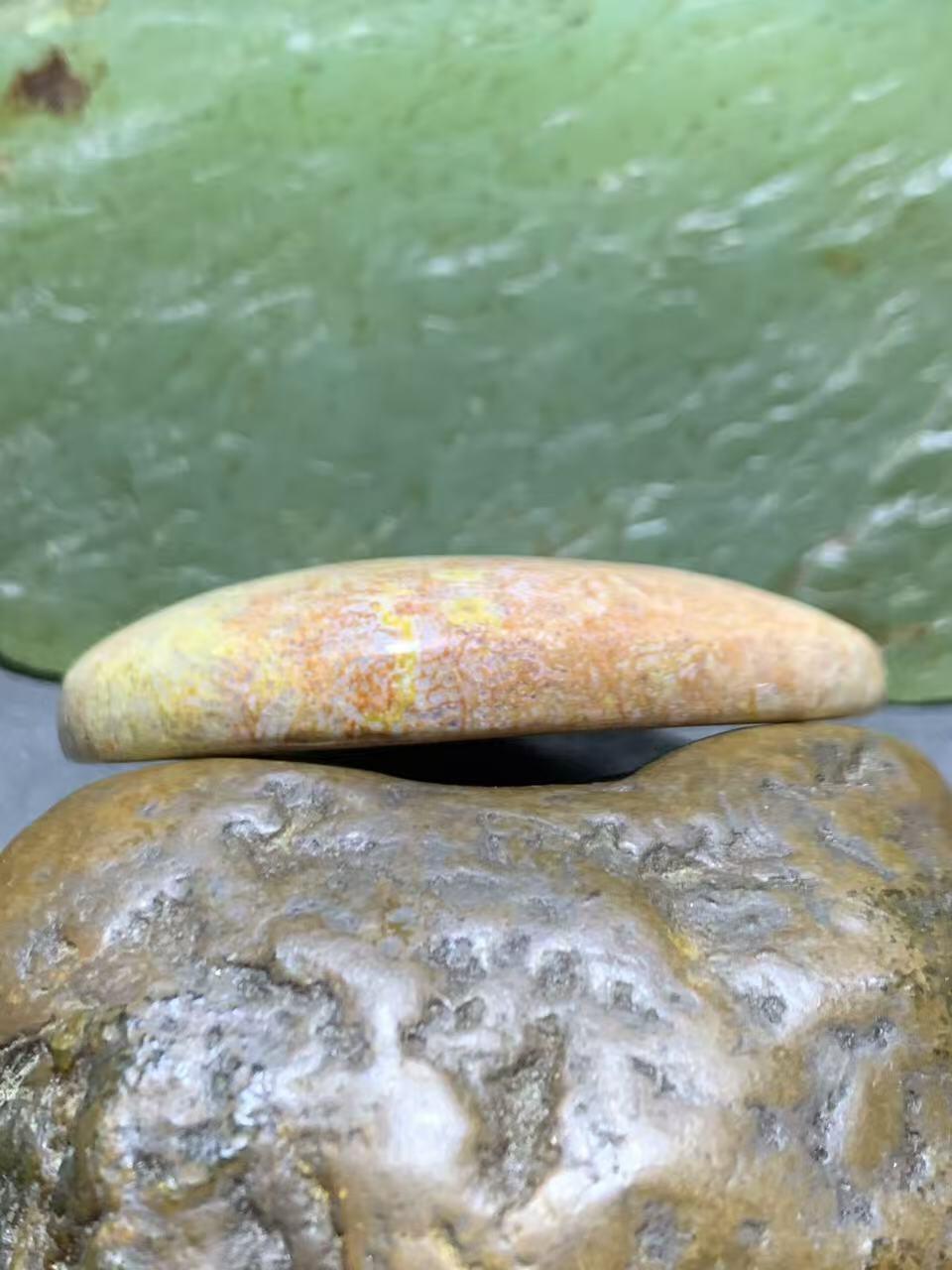 精美三色珊瑚玉牌子一个，