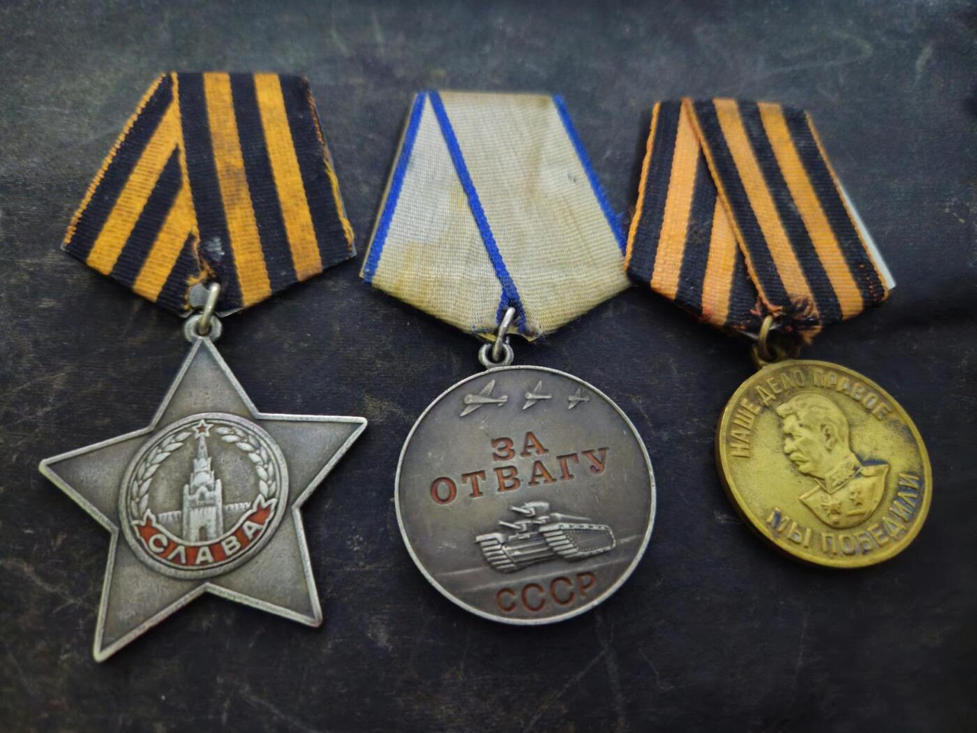 各国勋章奖章拍卖第53期，五一劳动节专场 苏联三级光荣勋章74154号，勇敢奖章631801号，战胜德国奖章。分别授予上士击杀37名德军，1943年年末生产颁发，极初期版本光荣勋章，非常稀有。在刻赤半岛击杀20名德军。早期版本上挂勇敢奖章。