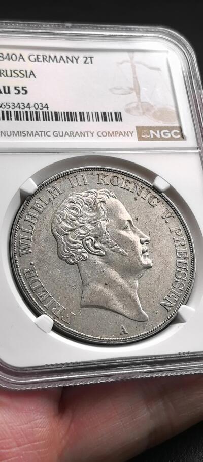 凡希社世界钱币微拍第三百二十二期 1840德国普鲁士威廉三世2泰勒大银NGC-AU55，1840年是弗里德里希·威廉三世在位的最后一年，铸造量仅50000枚，远低于前期的常规年份。（视频参考）