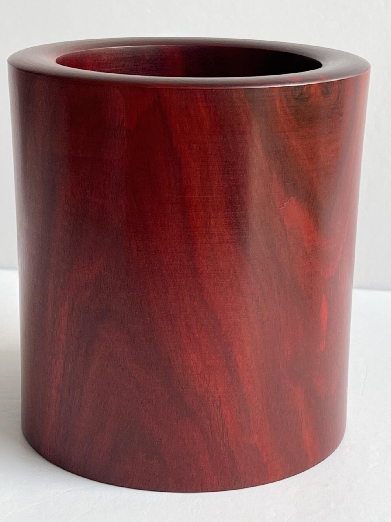 零元拍：精工非洲小叶紫檀 笔筒，山峰纹，荧光莹润，，精工打磨，花纹漂亮。155/170/壁厚约21MM。