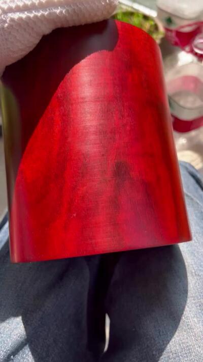 零元拍：精工非洲小叶紫檀 笔筒，山峰纹，荧光莹润，，精工打磨，花纹漂亮。155/170/壁厚约21MM。