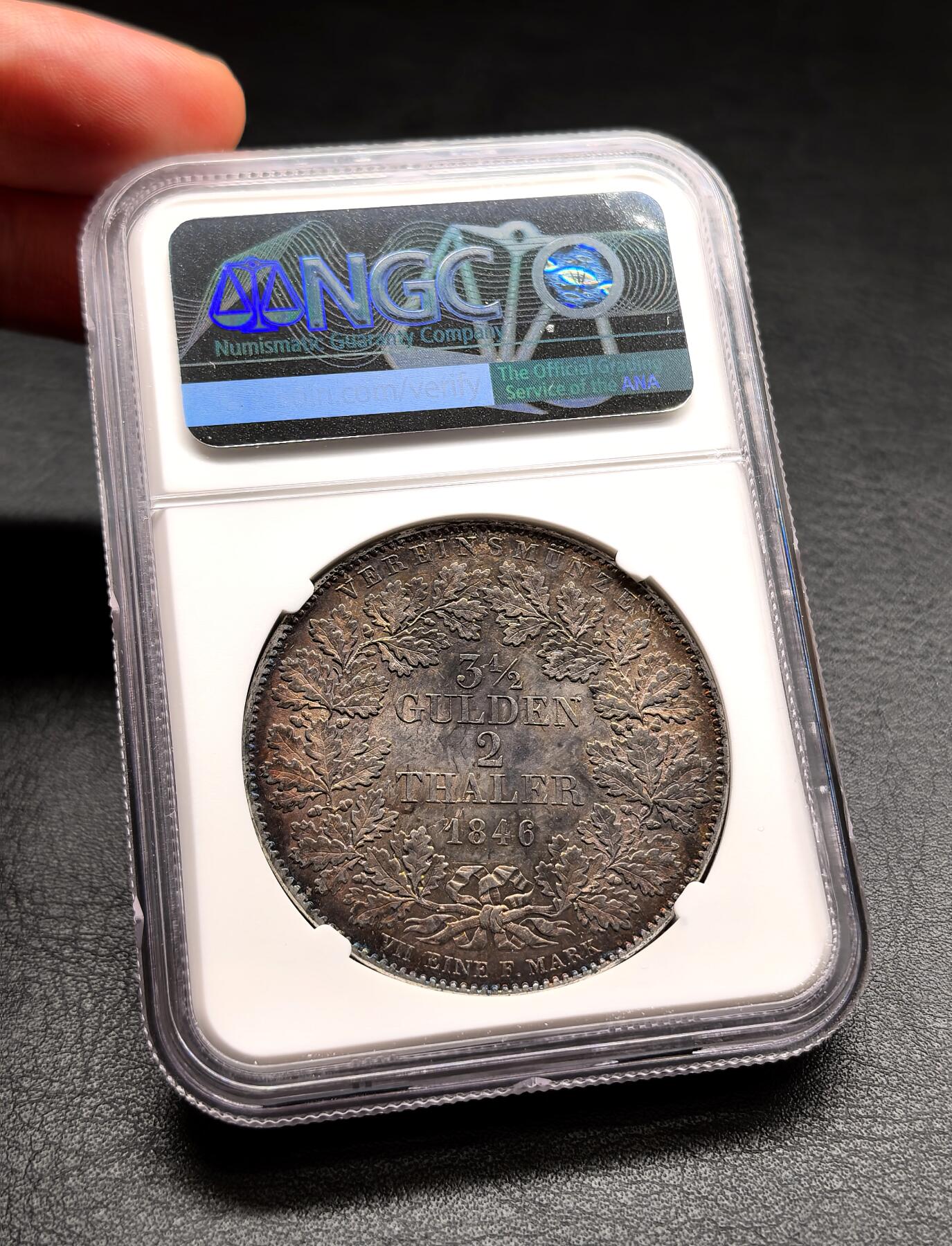 凡希社世界钱币微拍第三百二十二期 1846德国法兰克福自由市鹰徽2泰勒大银NGC-AU58，紫金彩，包浆油润感极佳，1846年正处于德意志邦联货币的统一阶段，币面标注泰勒与盾两种面值，适配邦联内不同地区的货币体系，是法兰克福作为德意志金融中心的象征。