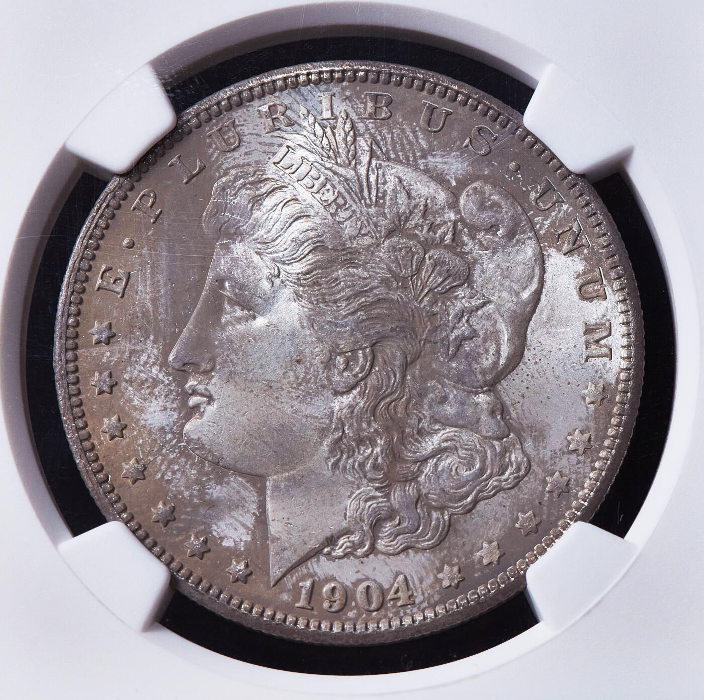 【俄甄集藏】满园春色-2026年(051)04-22星期三 晚 19:30 全场包邮 美国1904年O版摩根1美元大银币，NGC MS65，原味包浆，底板凝霜，顶级转光