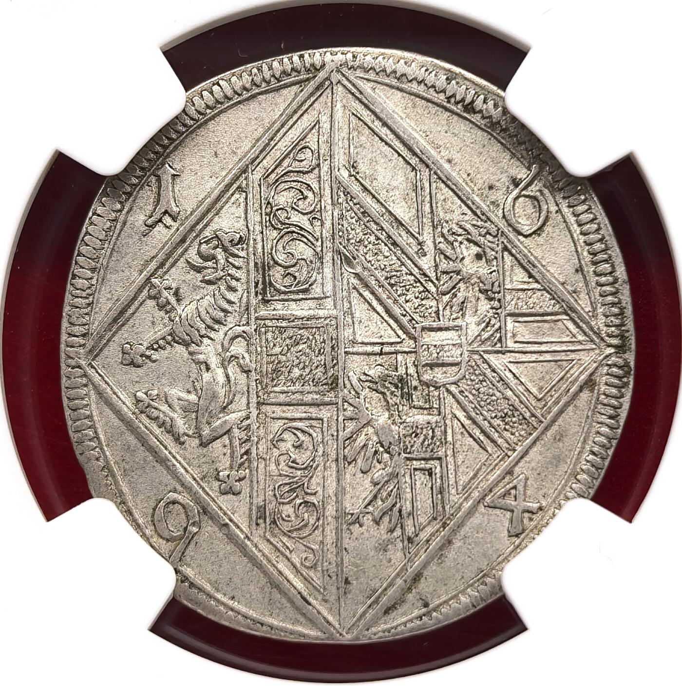 凡希社世界钱币微拍第三百二十二期 1694萨尔茨堡主教区双圣图15克鲁泽银币NGC-AU58，圣鲁珀特持盐桶，圣维吉尔持教堂模型，前者是萨尔茨堡的建造者，后者则是八世纪的重要主教，两人均为当地的守护圣徒，双圣是萨尔茨堡钱币的标志性元素。