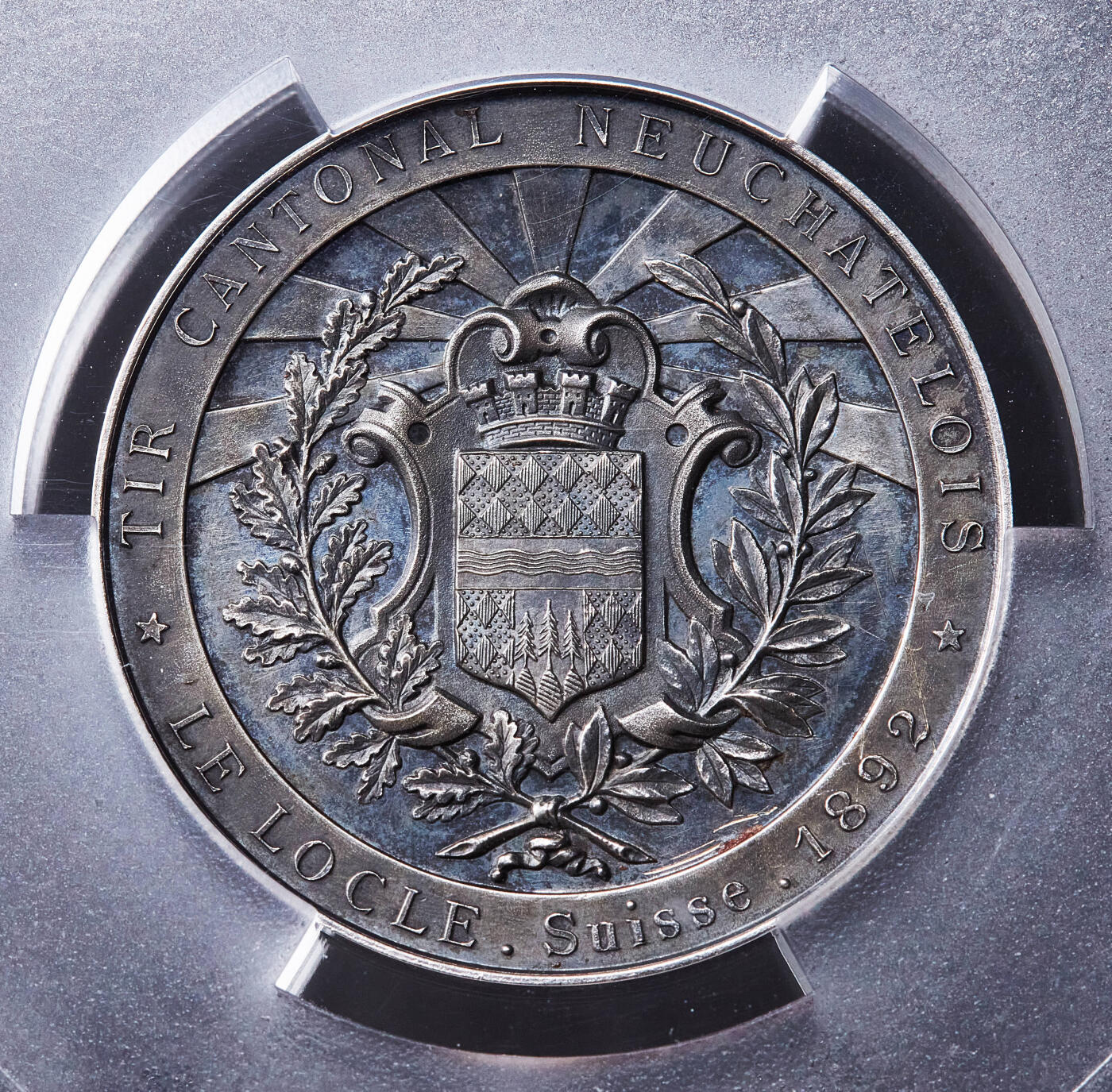 【俄甄集藏】满园春色-2026年(051)04-22星期三 晚 19:30 全场包邮 瑞士1892年纪念纳沙泰尔-勒洛克勒射击节大银章，PCGS SP63，紫罗兰酱彩包浆，高浮雕，类精制底板，稀少品种，直径：45mm