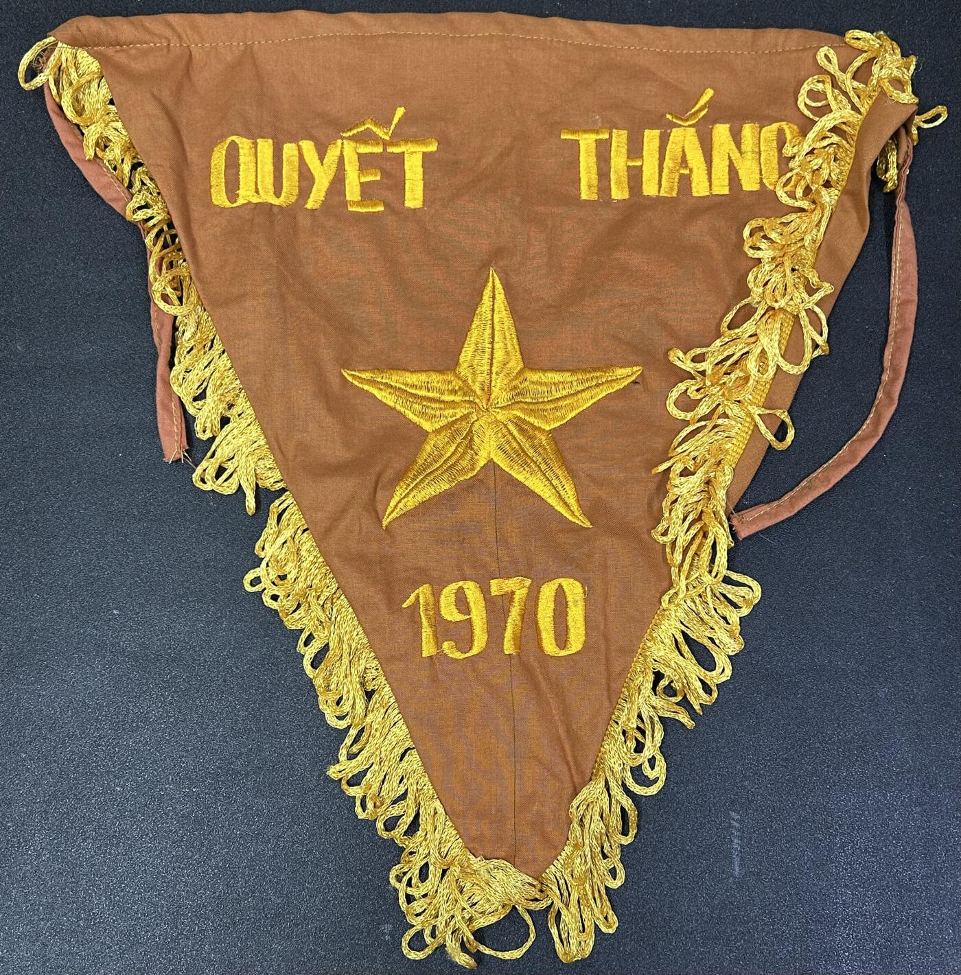西秦中古拍卖第八十四期  越南战争时期 越南民主共和国 北越 越南人民军1970年度决胜旗帜