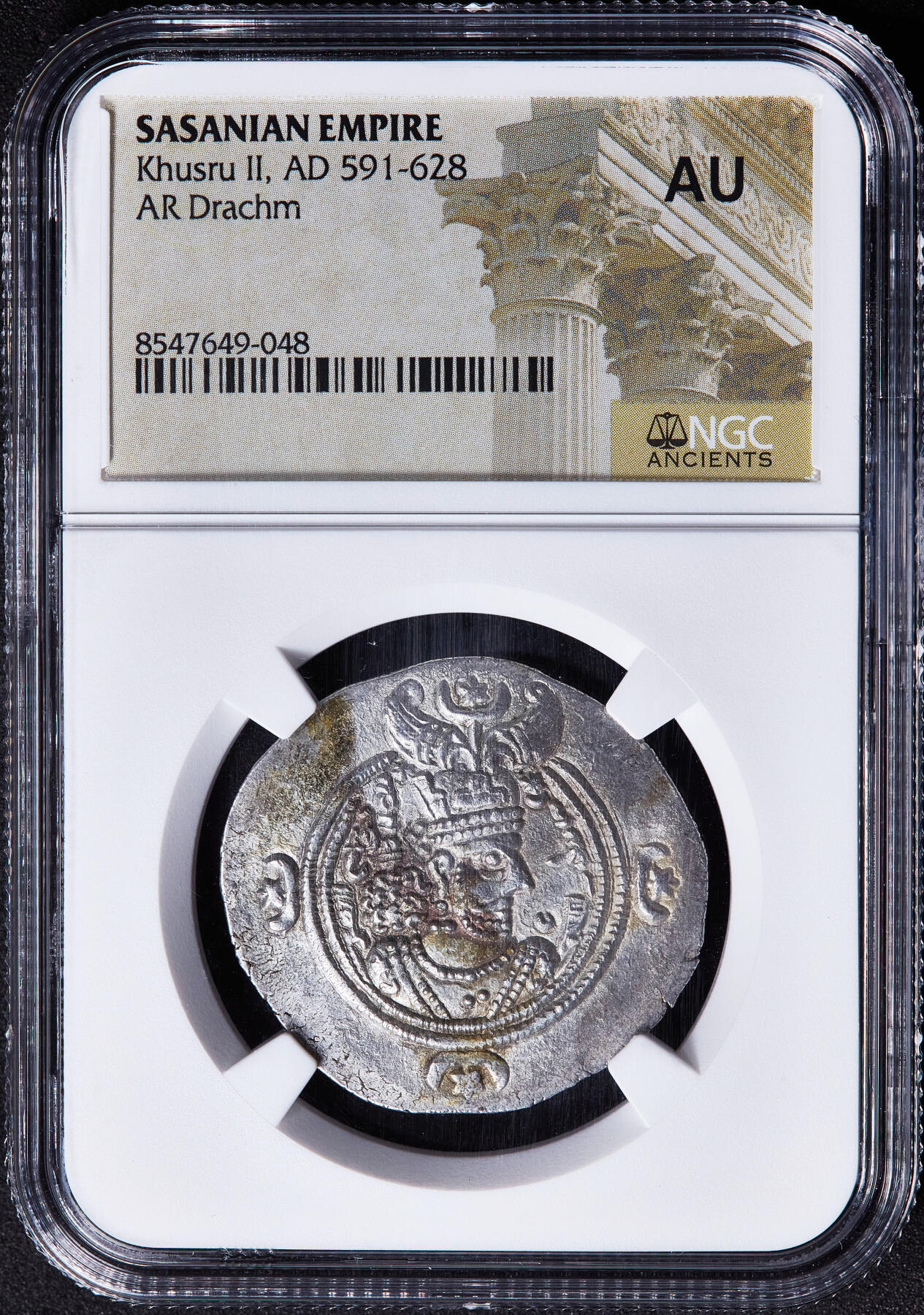【俄甄集藏】满园春色-2026年(051)04-22星期三 晚 19:30 全场包邮 波斯萨珊王朝公元591-628年库思老二世1德拉克马银币，NGC AU，达拉布吉尔德造币厂，正面库斯老二世右侧面半身像，头戴萨珊标志性的翼翅王冠，铭文：奥马兹德的崇拜者，神圣的库斯老，伊朗万王之王，伊朗之荣光；背面萨珊拜火教（琐罗亚斯德教）圣火坛，两侧各立一名祭司守护火坛，底光犹存