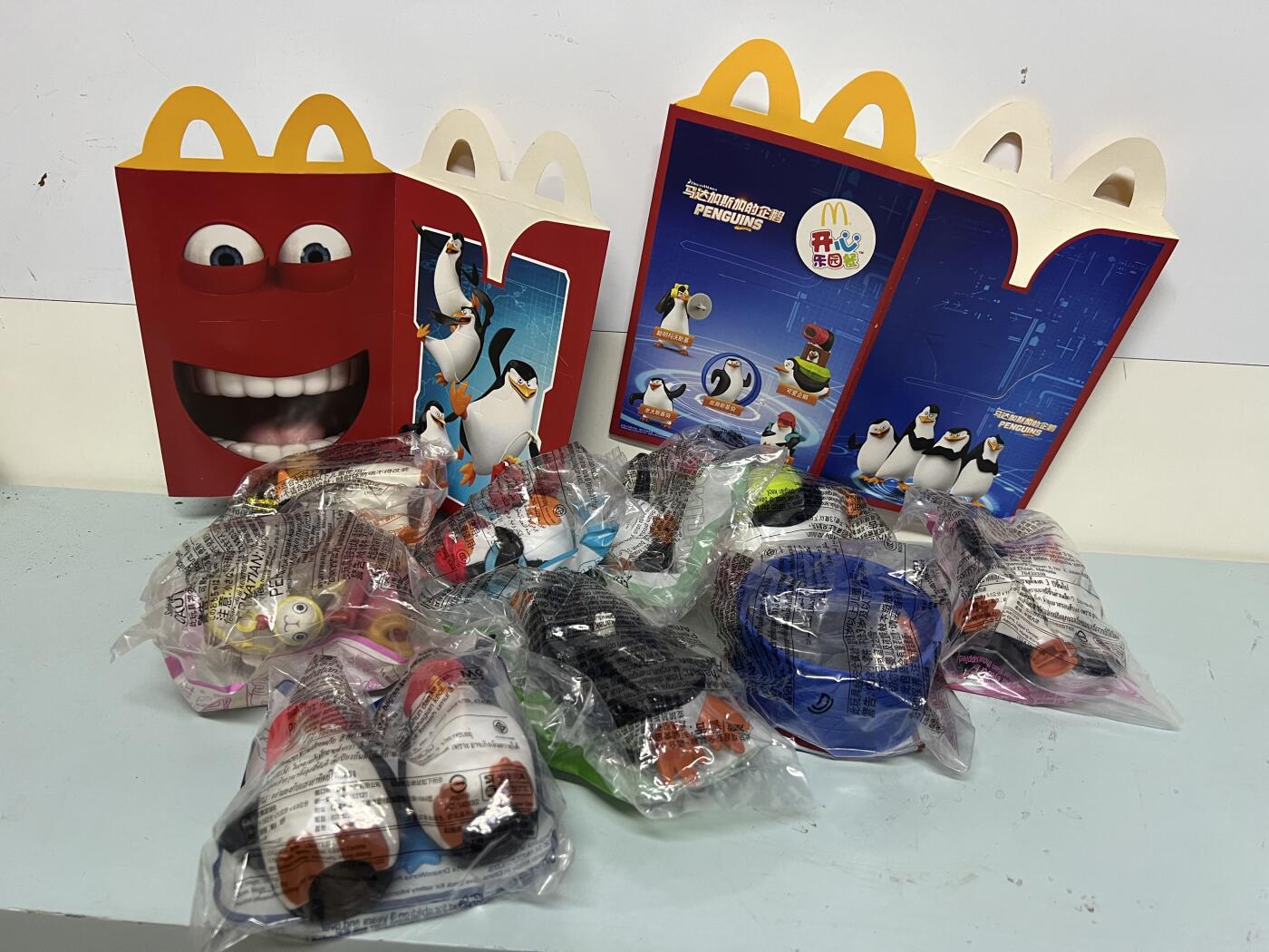 零元拍：麦当劳🍔 马达加斯加的企鹅🐧 全新未拆玩具一套 绝版收藏！送两枚专属开心儿童餐纸盒 每个企鹅各有机关 特别好玩