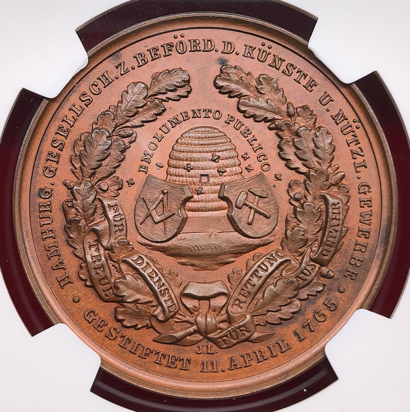 凡希社世界钱币微拍第三百二十二期 1865德国汉堡艺术与手工业促进会百年纪念铜章NGC-MS64，铜光温润，高浮雕细节一流，章牌名家loos作品，章面为象征汉堡的拟人化女性形象，环绕文字：ES BLÜHT DER STAAT DURCH SEINER BÜRGER FLEISS，意为“国家因公民的勤奋而繁荣”。