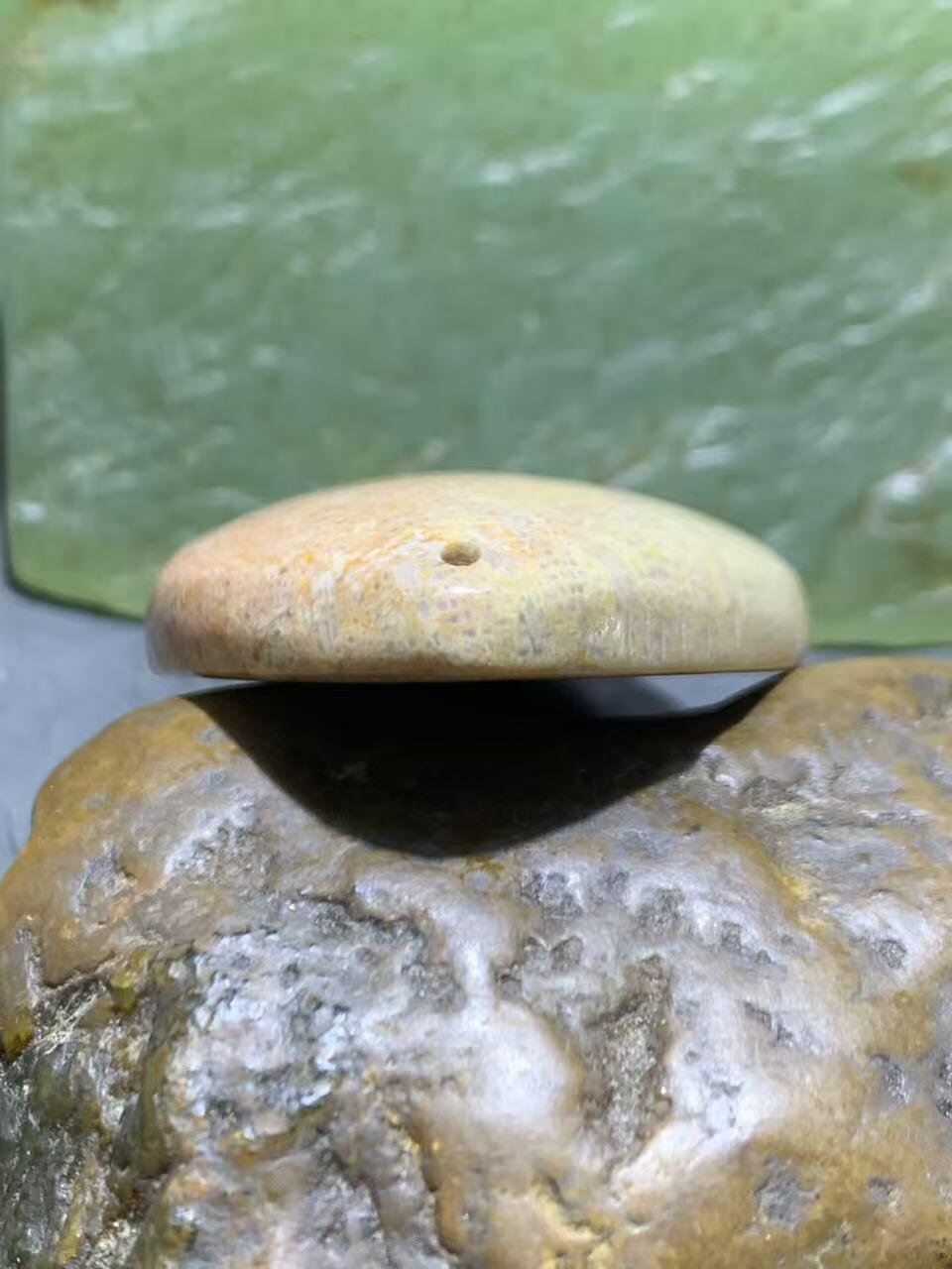 精美三色珊瑚玉牌子一个，