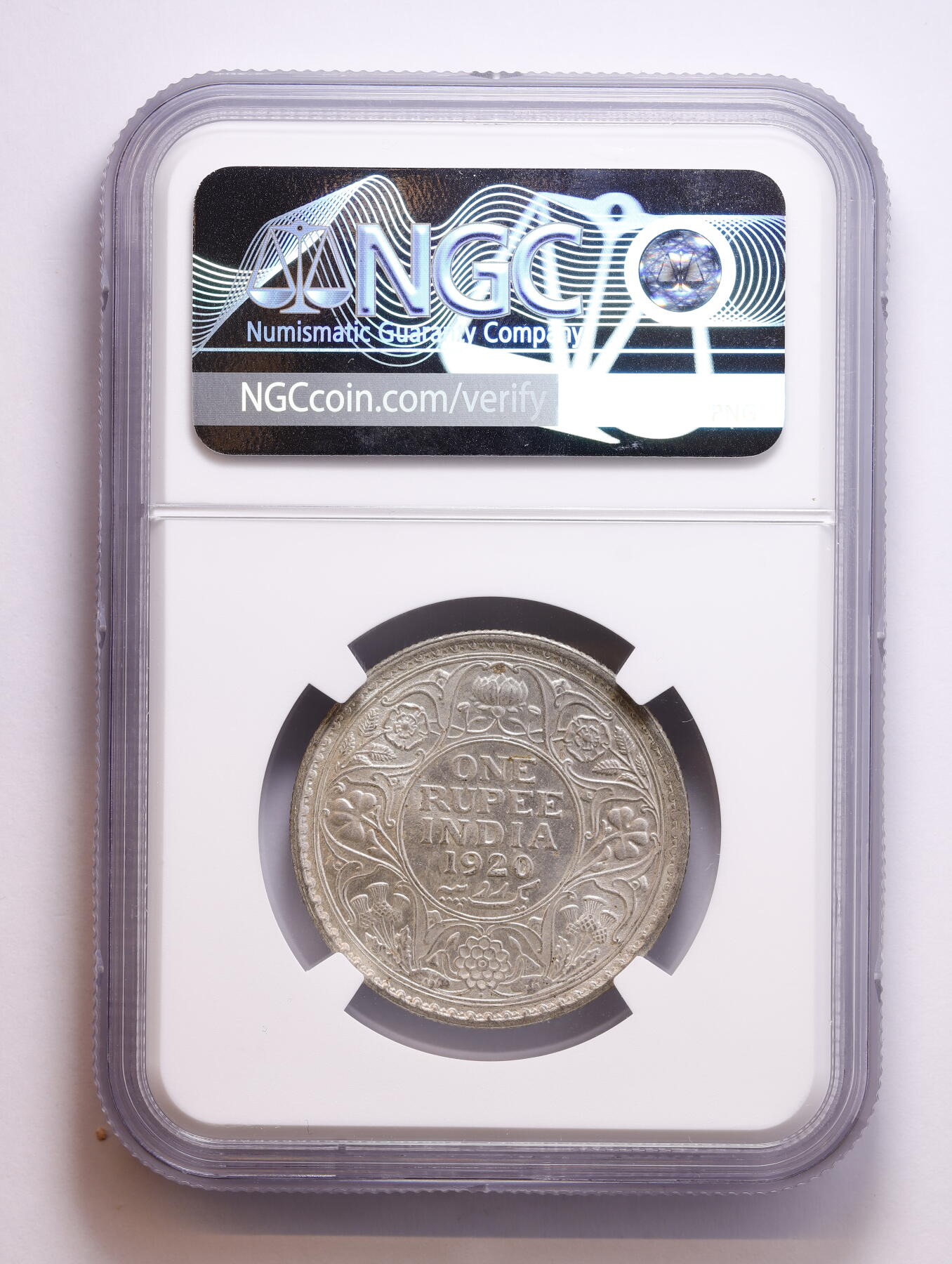 观钱 近现代机制币拍卖No.008（全场顺丰包邮，不区分偏远地区）  1920 (B) 英属印度乔治五世 1 卢比银币 NGC MS62 1920 (B) 是乔治五世卢比的后期年份版。相比早期爱德华七世卢比，乔治五世版发行周期长、数量大，但MS 级未流通品依然稀缺。