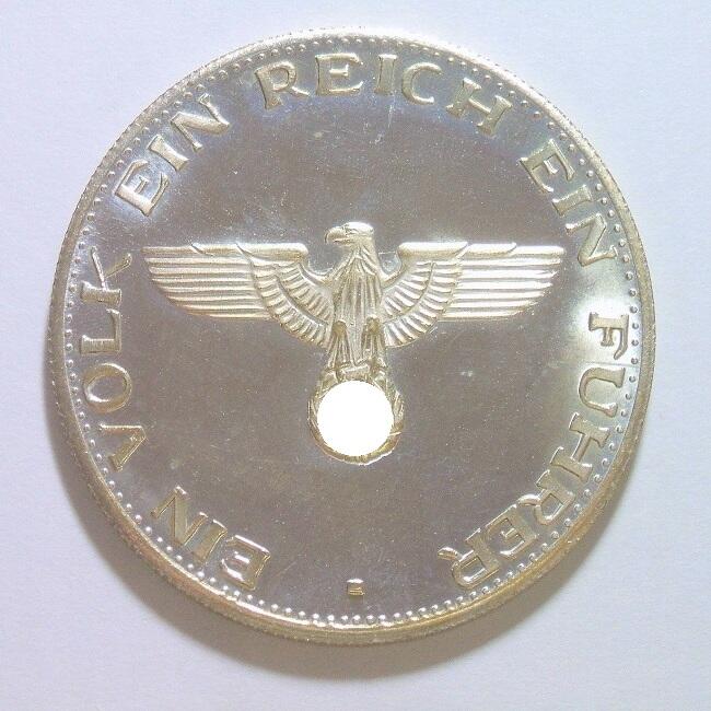 德国第三帝国1945年 元首+鹰徽高浮雕精制镀银章 35MM