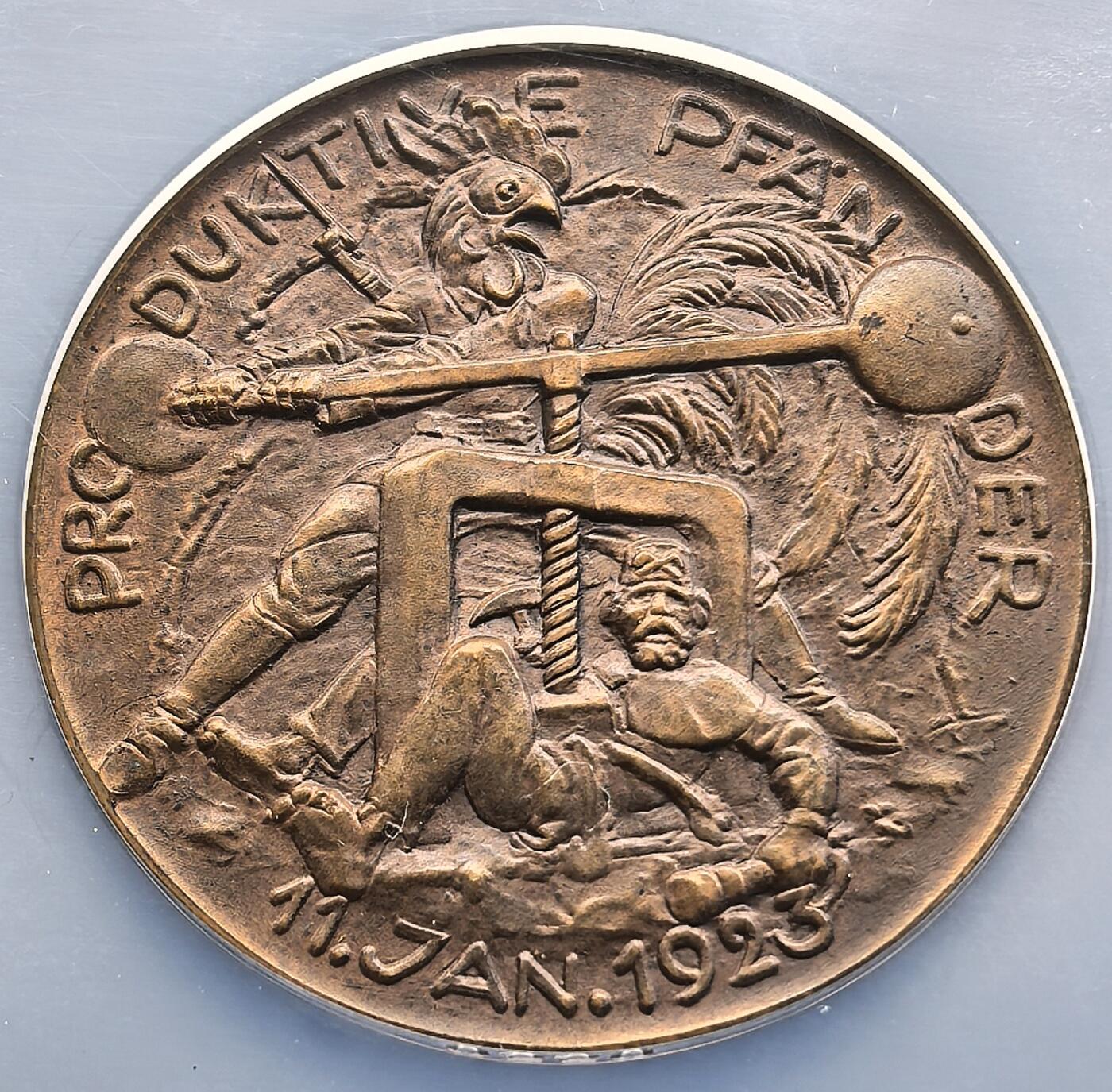 凡希社世界钱币微拍第三百二十二期 1923德国鲁尔区被法比联军占领主题大铜章NGC-MS63，1923年1月，法国与比利时以德国未履行《凡尔赛条约》赔款义务为由，出兵占领德国工业核心鲁尔区，引发鲁尔危机。德国政府发起“消极抵抗”政策，导致鲁尔区经济瘫痪，进一步加剧德国恶性通货膨胀（1923年马克汇率跌至1美元兑4.2万亿马克），该铜章是这一历史事件的实物见证。