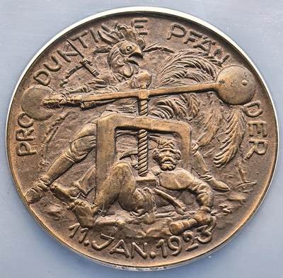 凡希社世界钱币微拍第三百二十二期 - 1923德国鲁尔区被法比联军占领主题大铜章NGC-MS63，1923年1月，法国与比利时以德国未履行《凡尔赛条约》赔款义务为由，出兵占领德国工业核心鲁尔区，引发鲁尔危机。德国政府发起“消极抵抗”政策，导致鲁尔区经济瘫痪，进一步加剧德国恶性通货膨胀（1923年马克汇率跌至1美元兑4.2万亿马克），该铜章是这一历史事件的实物见证。