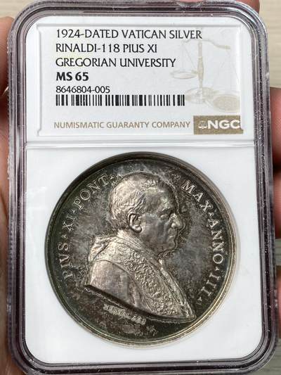 万国钱币拍卖第065期 - NGC MS65 1924年梵蒂冈教皇庇护十一世纪念格列高利大学新校址落成大银章 该校由教皇格列高利十三世于1551年创立 是天主教最重要的神学院之一 1924年迁至罗马 超炫孔雀绿油彩画渐进式包浆BU收藏级（评级盒有磕碰）