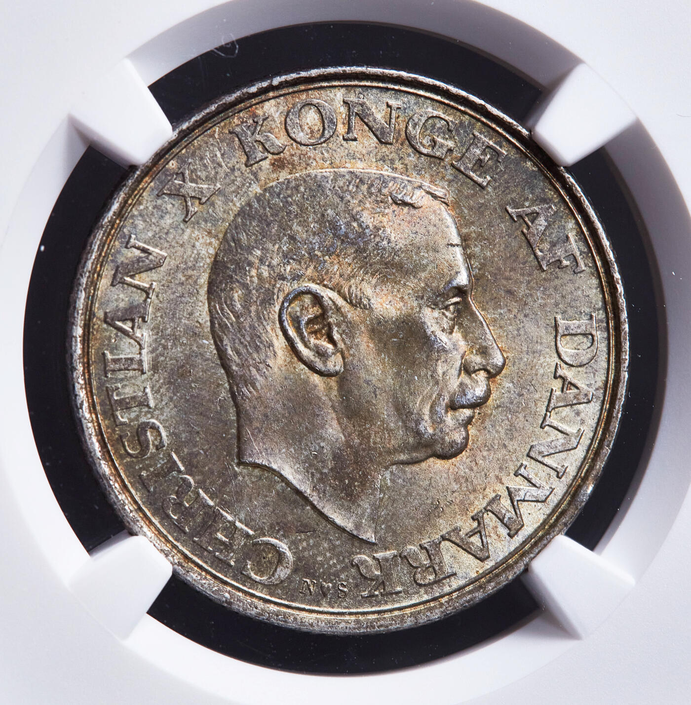 【俄甄集藏】满园春色-2026年(051)04-22星期三 晚 19:30 全场包邮 丹麦1945年克里斯蒂安十世NS版纪念国王75寿辰2克朗银币，NGC MS64，重15克，80%银，黄油五彩，顶级转光