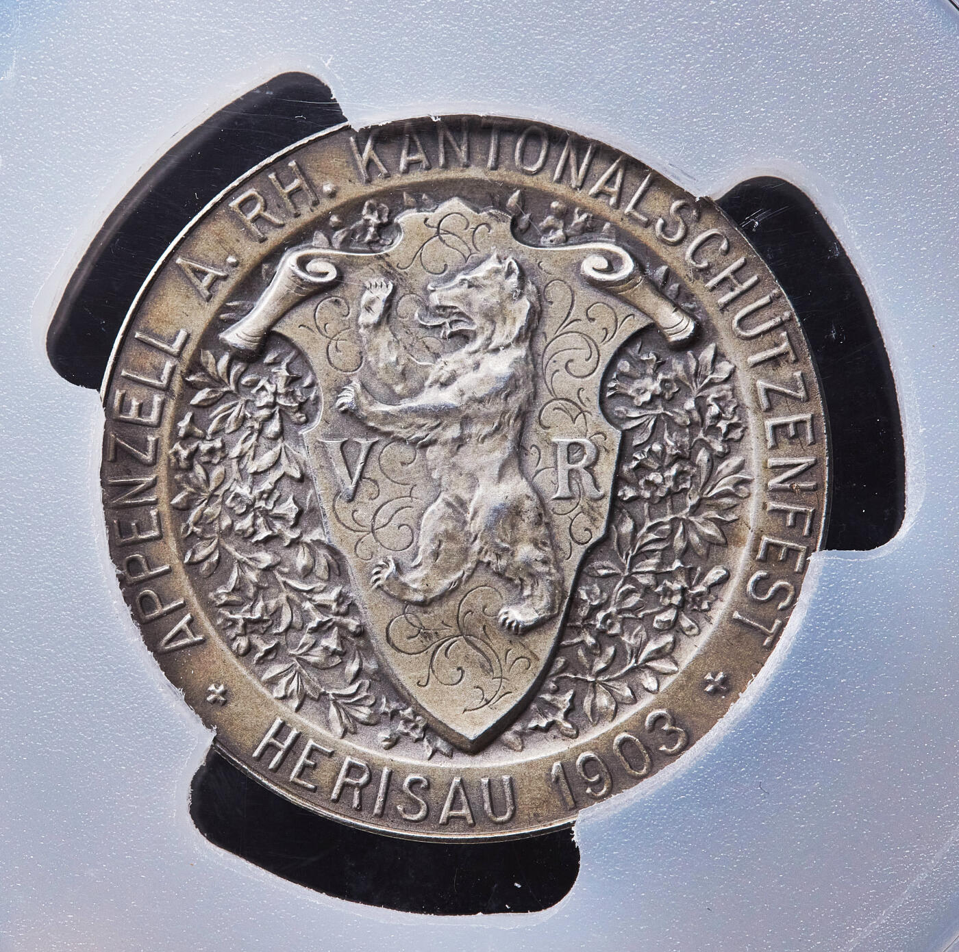 【俄甄集藏】满园春色-2026年(051)04-22星期三 晚 19:30 全场包邮 瑞士1903年纪念赫里绍射击节大银章，PCGS SP63，黄油彩老包浆，稀少品种，正面为赫尔维蒂亚女神造像，设计精美，直径：45mm