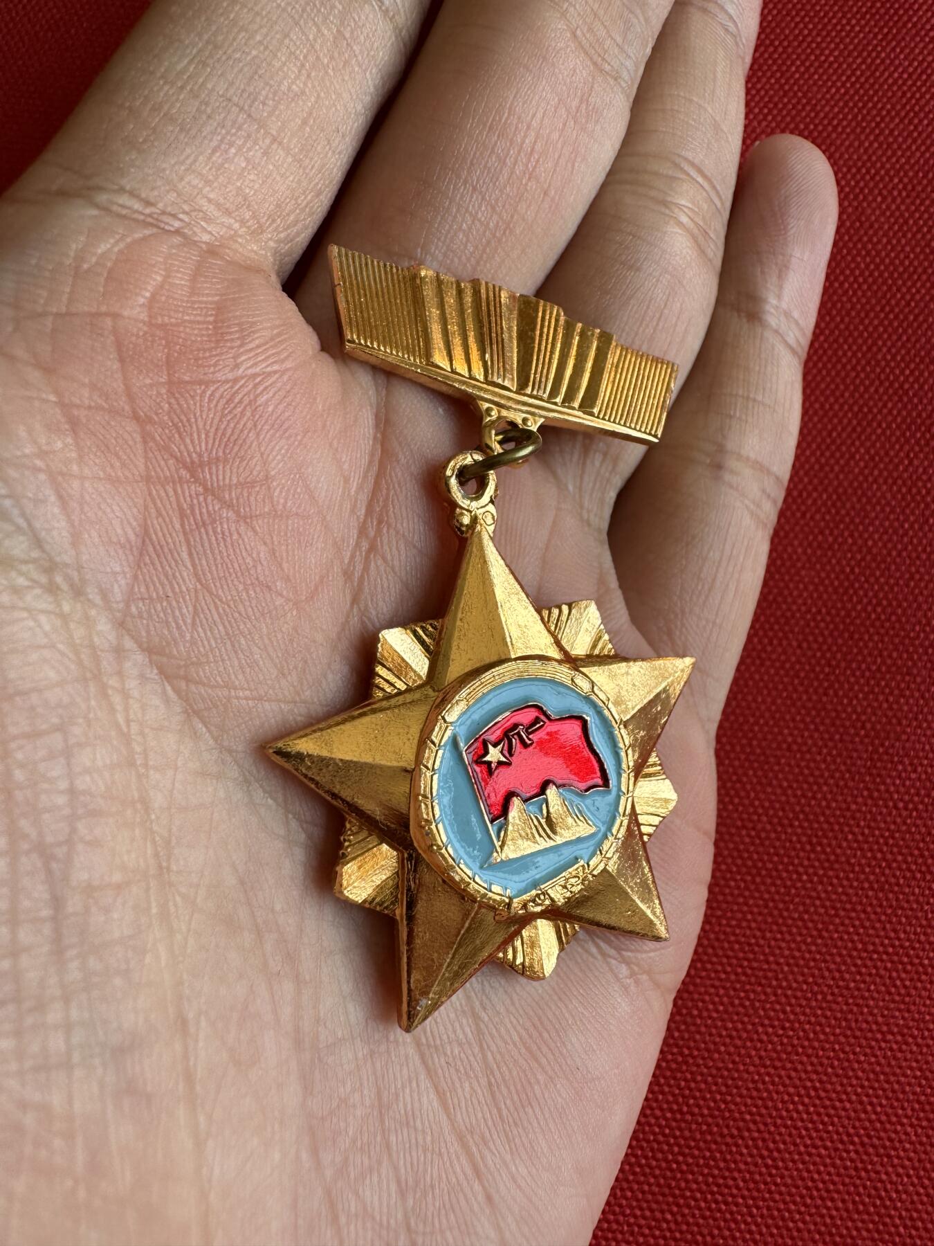 五哥徽章群   11号周六晚上八点4群联拍 铝章