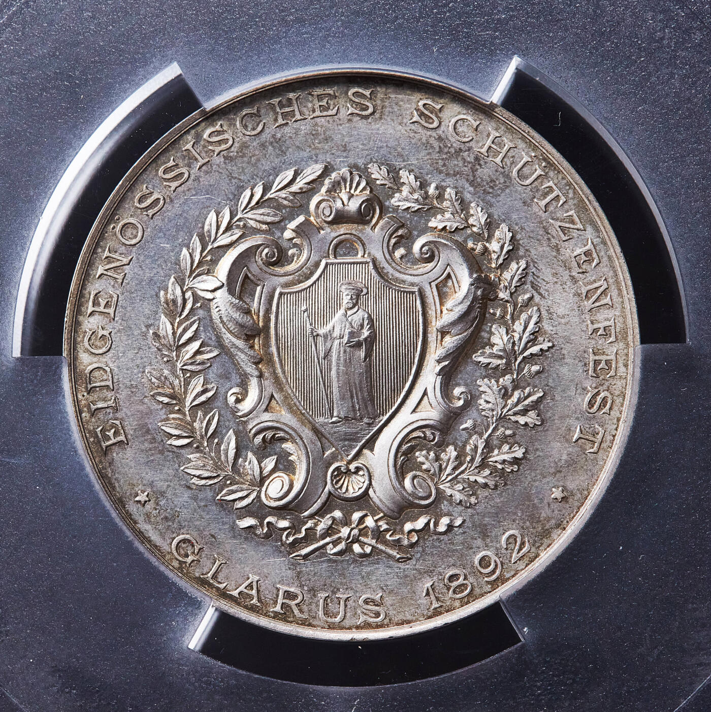 【俄甄集藏】满园春色-2026年(051)04-22星期三 晚 19:30 全场包邮 瑞士1892年纪念格拉鲁斯射击节大银章，PCGS SP63，黄油包浆，高浮雕，类精制底板，直径：45mm