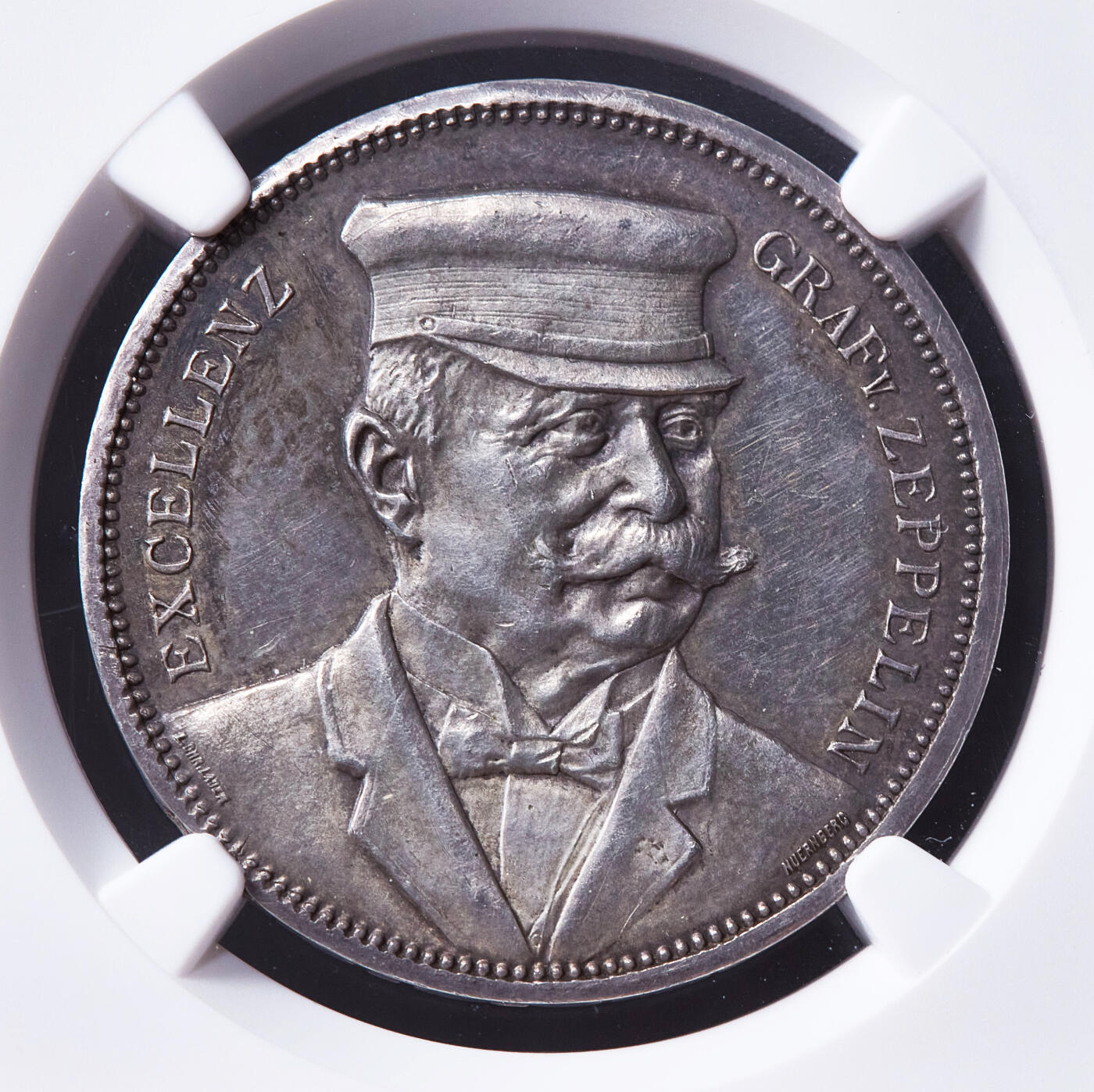 【俄甄集藏】满园春色-2026年(051)04-22星期三 晚 19:30 全场包邮 德国1908年费迪南·冯·齐柏林伯爵头像纪念LZ4飞艇斯特拉斯堡试航银章，NGC MS62，酱彩包浆，类精制底板，少见