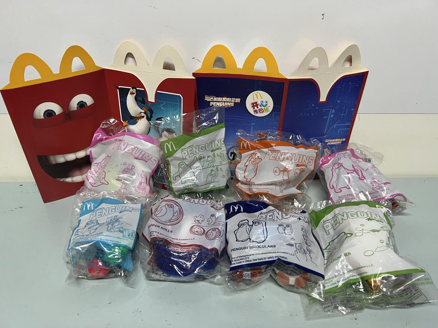 零元拍：麦当劳🍔 马达加斯加的企鹅🐧 全新未拆玩具一套 绝版收藏！送两枚专属开心儿童餐纸盒 每个企鹅各有机关 特别好玩