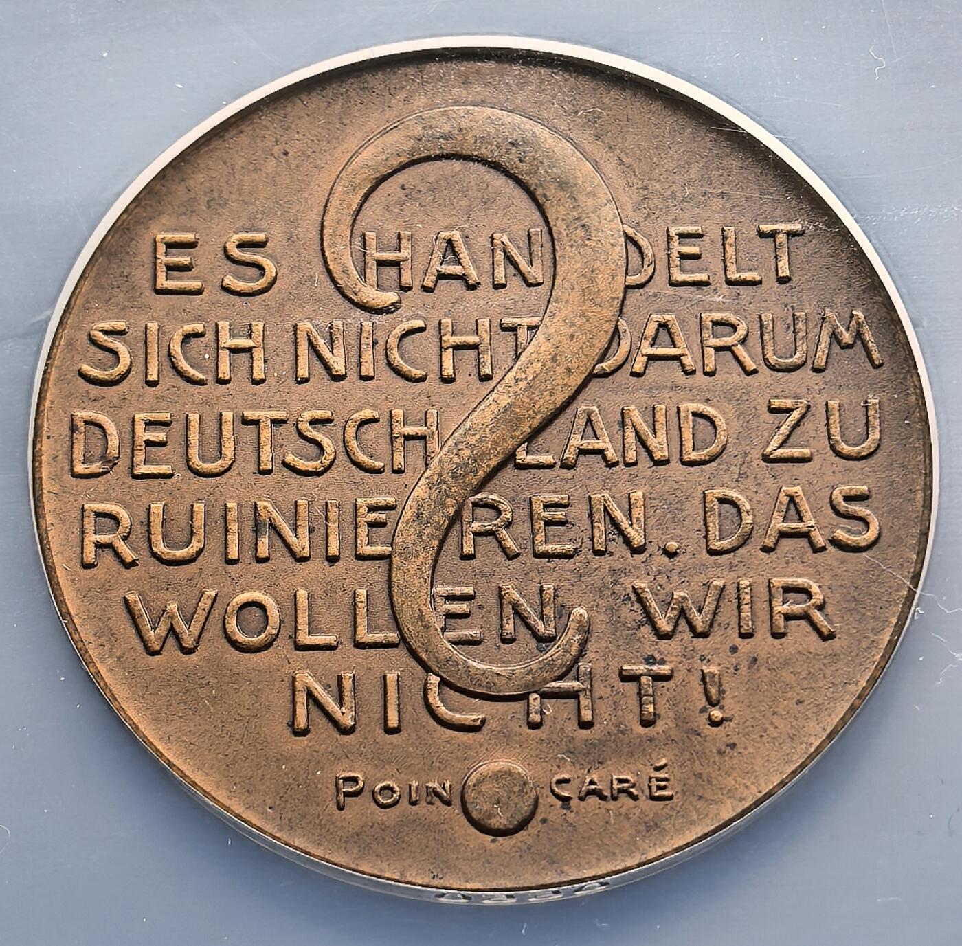 凡希社世界钱币微拍第三百二十二期 1923德国鲁尔区被法比联军占领主题大铜章NGC-MS63，1923年1月，法国与比利时以德国未履行《凡尔赛条约》赔款义务为由，出兵占领德国工业核心鲁尔区，引发鲁尔危机。德国政府发起“消极抵抗”政策，导致鲁尔区经济瘫痪，进一步加剧德国恶性通货膨胀（1923年马克汇率跌至1美元兑4.2万亿马克），该铜章是这一历史事件的实物见证。