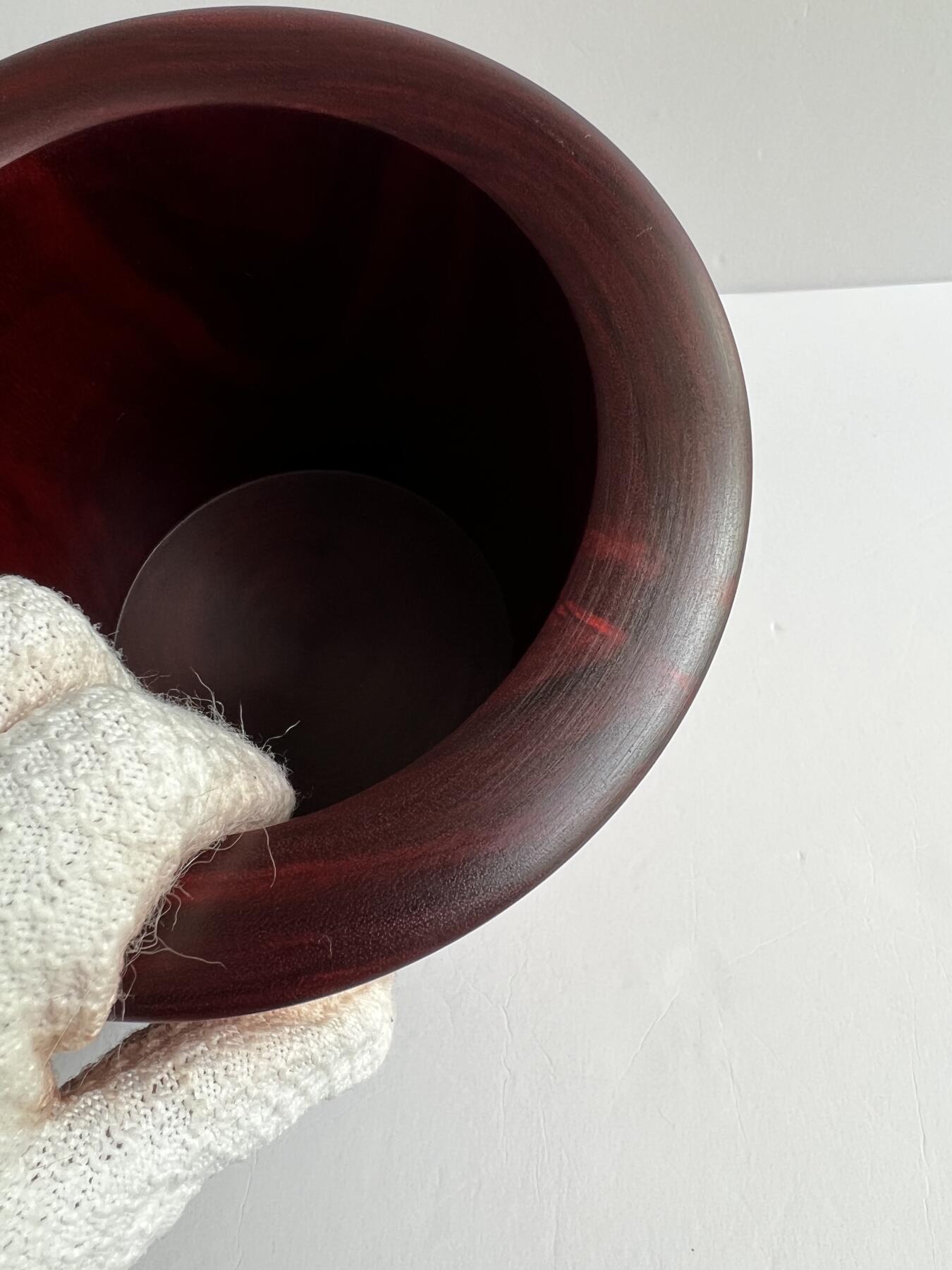 零元拍：精工非洲小叶紫檀 笔筒，山峰纹，荧光莹润，，精工打磨，花纹漂亮。155/170/壁厚约21MM。