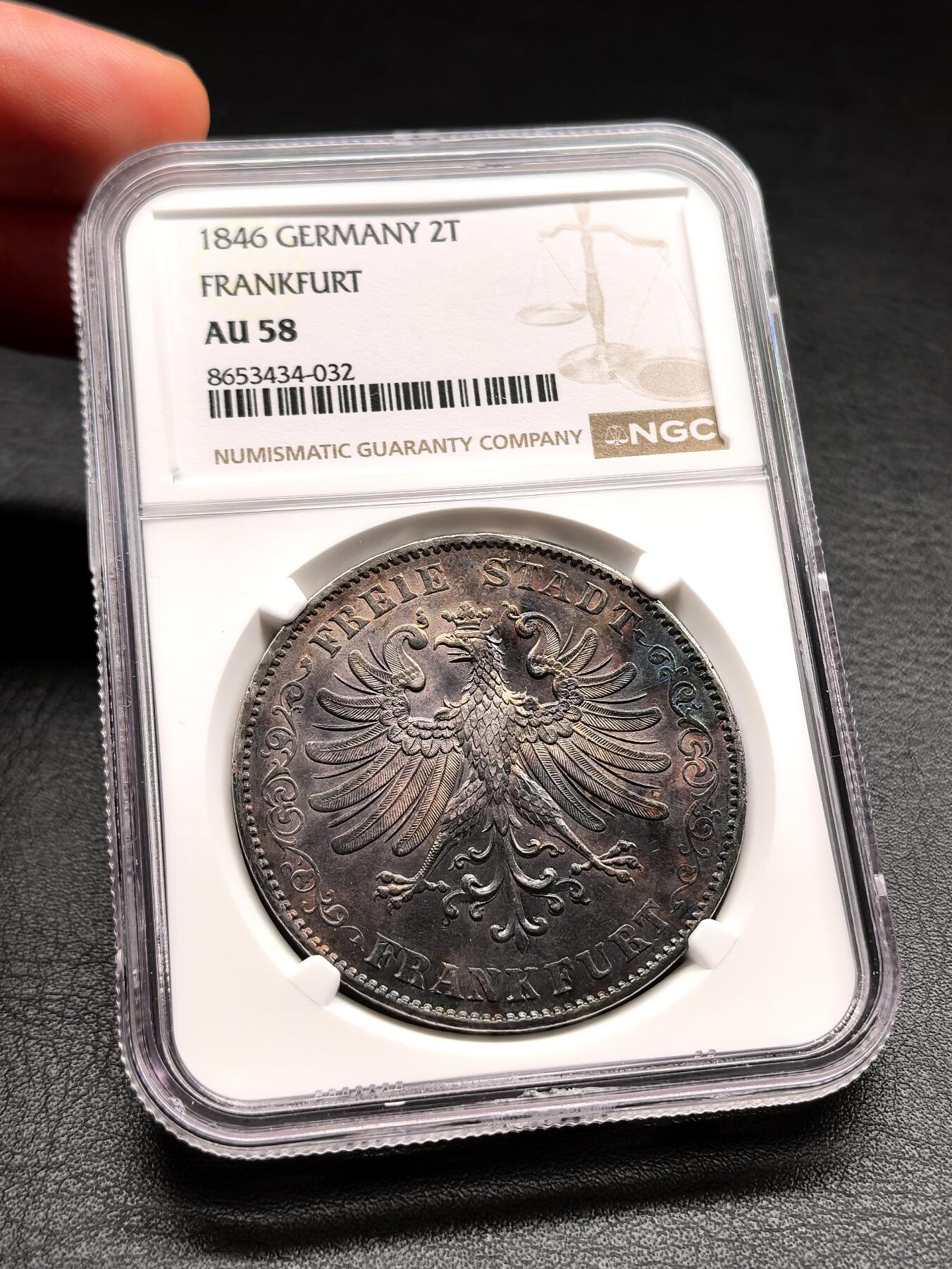 凡希社世界钱币微拍第三百二十二期 1846德国法兰克福自由市鹰徽2泰勒大银NGC-AU58，紫金彩，包浆油润感极佳，1846年正处于德意志邦联货币的统一阶段，币面标注泰勒与盾两种面值，适配邦联内不同地区的货币体系，是法兰克福作为德意志金融中心的象征。
