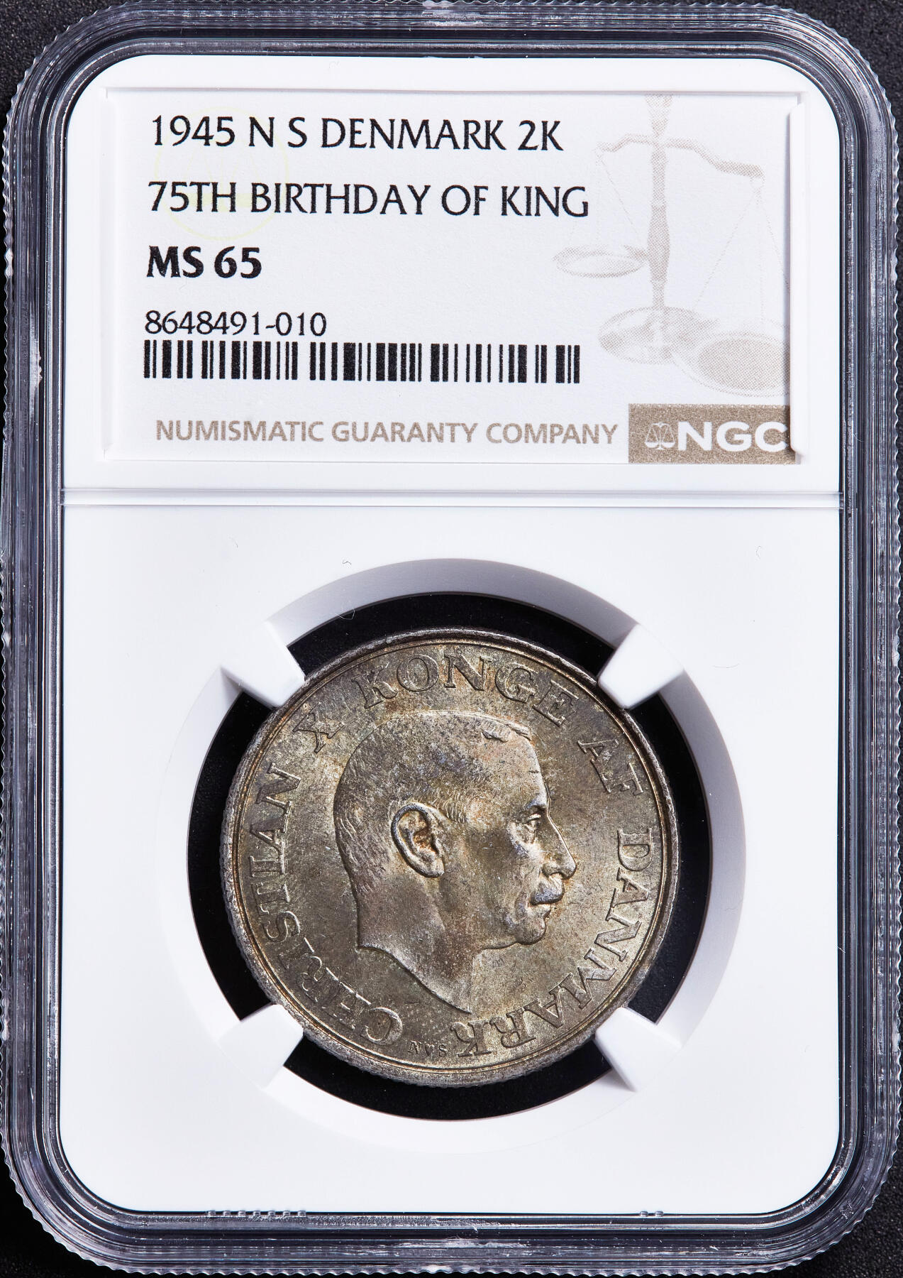 【俄甄集藏】满园春色-2026年(051)04-22星期三 晚 19:30 全场包邮 丹麦1945年克里斯蒂安十世NS版纪念国王75寿辰2克朗银币，NGC MS64，重15克，80%银，黄油五彩，顶级转光